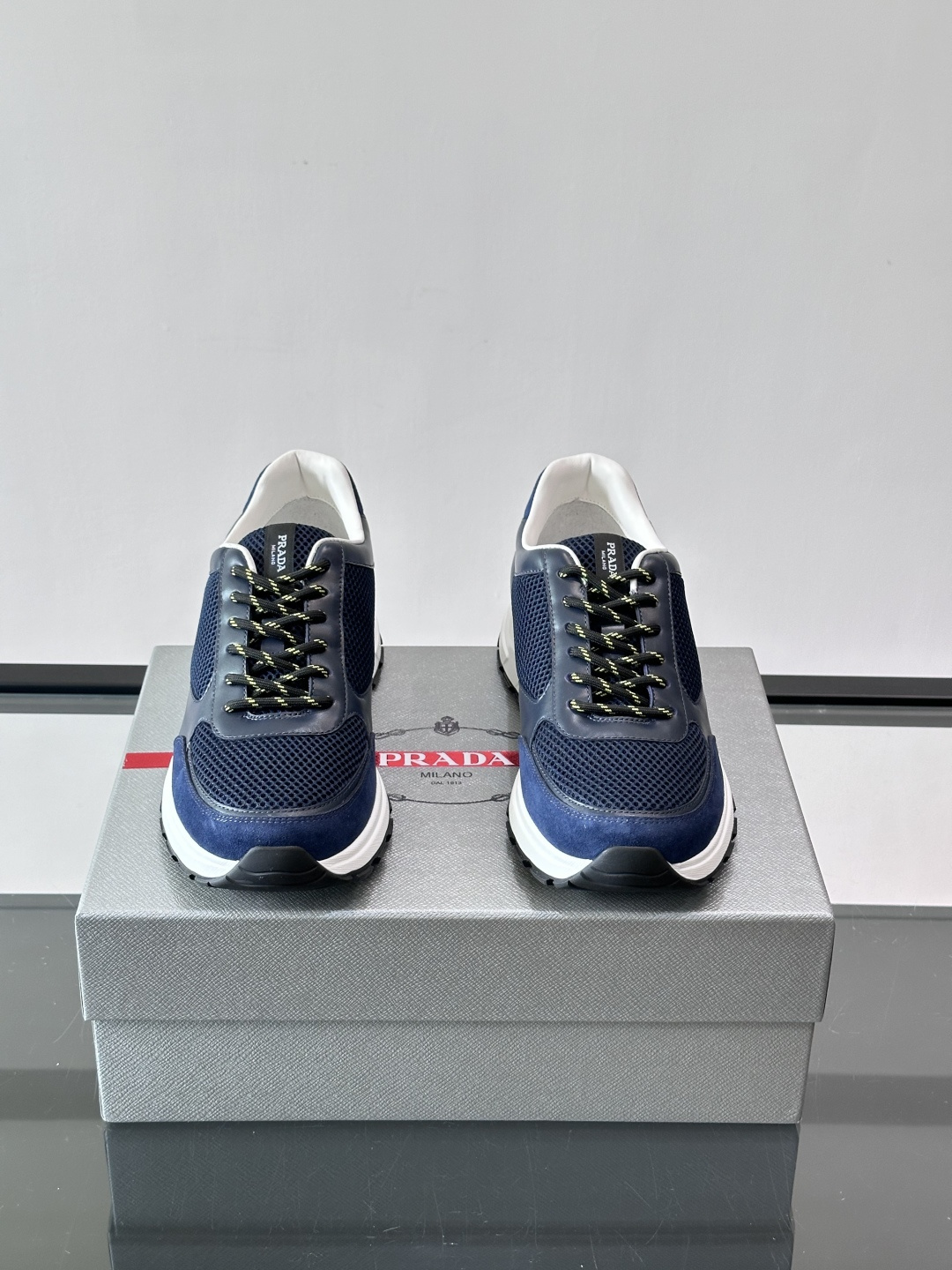👟Prada男士休闲运动鞋，牛皮+尼龙网布拼接，质感与透气性兼具，简约大气，金属孔眼+棉质鞋带，细节满分