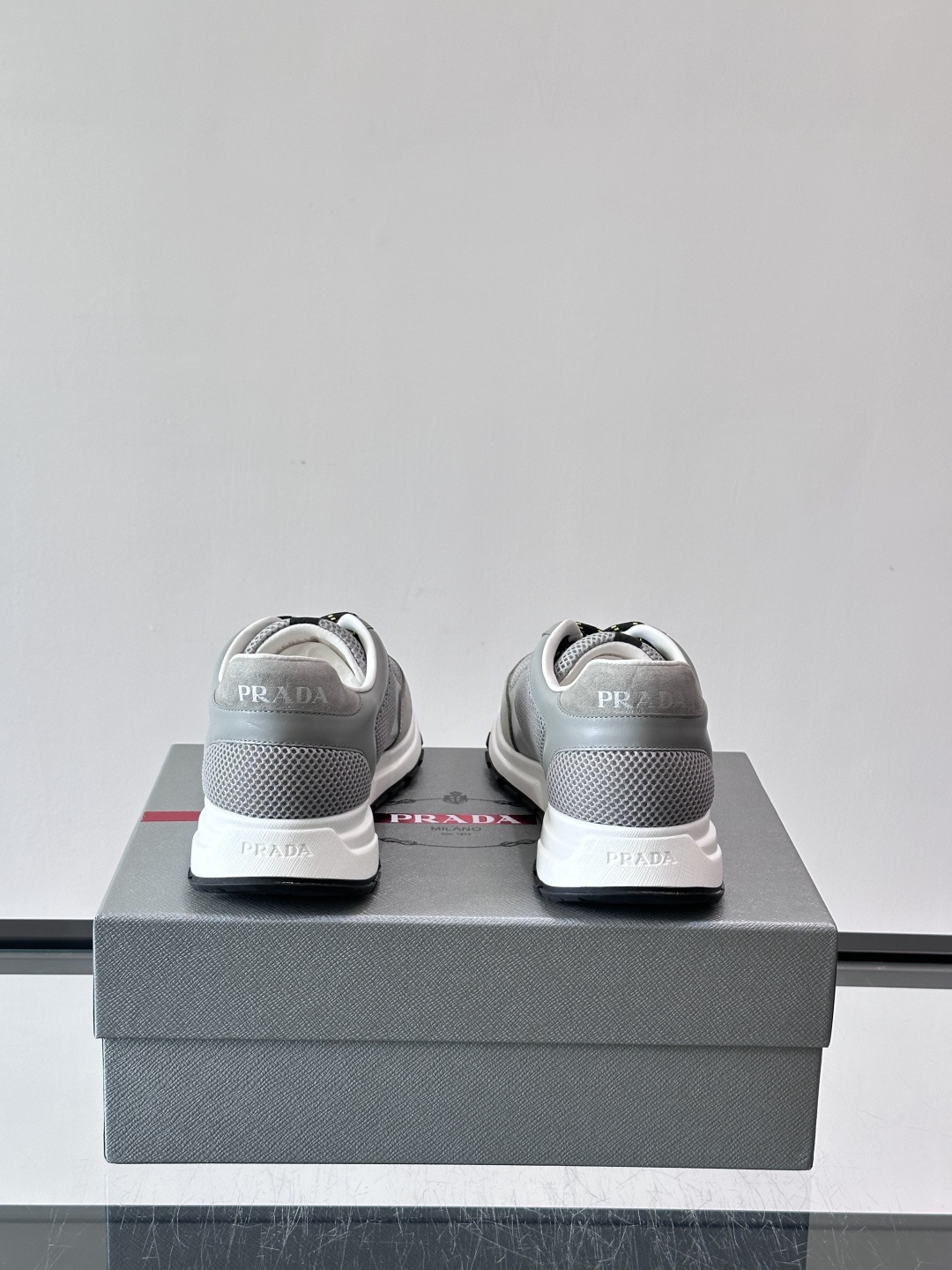 👟Prada男士休闲运动鞋，牛皮+尼龙网布拼接，质感与透气性兼具，简约大气，金属孔眼+棉质鞋带，细节满分