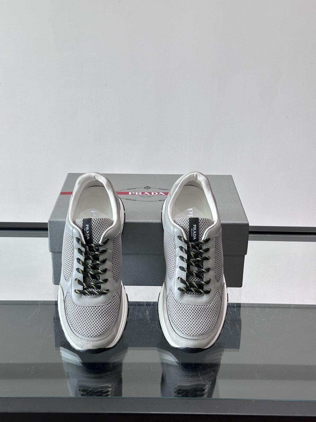 👟Prada男士休闲运动鞋，牛皮+尼龙网布拼接，质感与透气性兼具，简约大气，金属孔眼+棉质鞋带，细节满分
