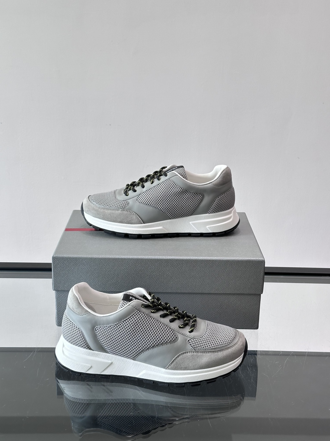 👟Prada男士休闲运动鞋，牛皮+尼龙网布拼接，质感与透气性兼具，简约大气，金属孔眼+棉质鞋带，细节满分