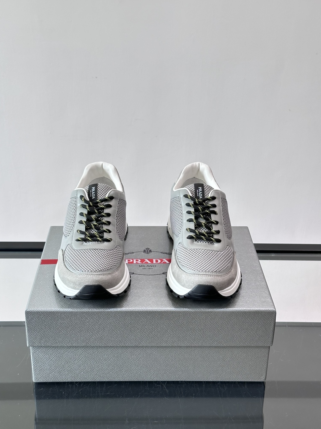 👟Prada男士休闲运动鞋，牛皮+尼龙网布拼接，质感与透气性兼具，简约大气，金属孔眼+棉质鞋带，细节满分