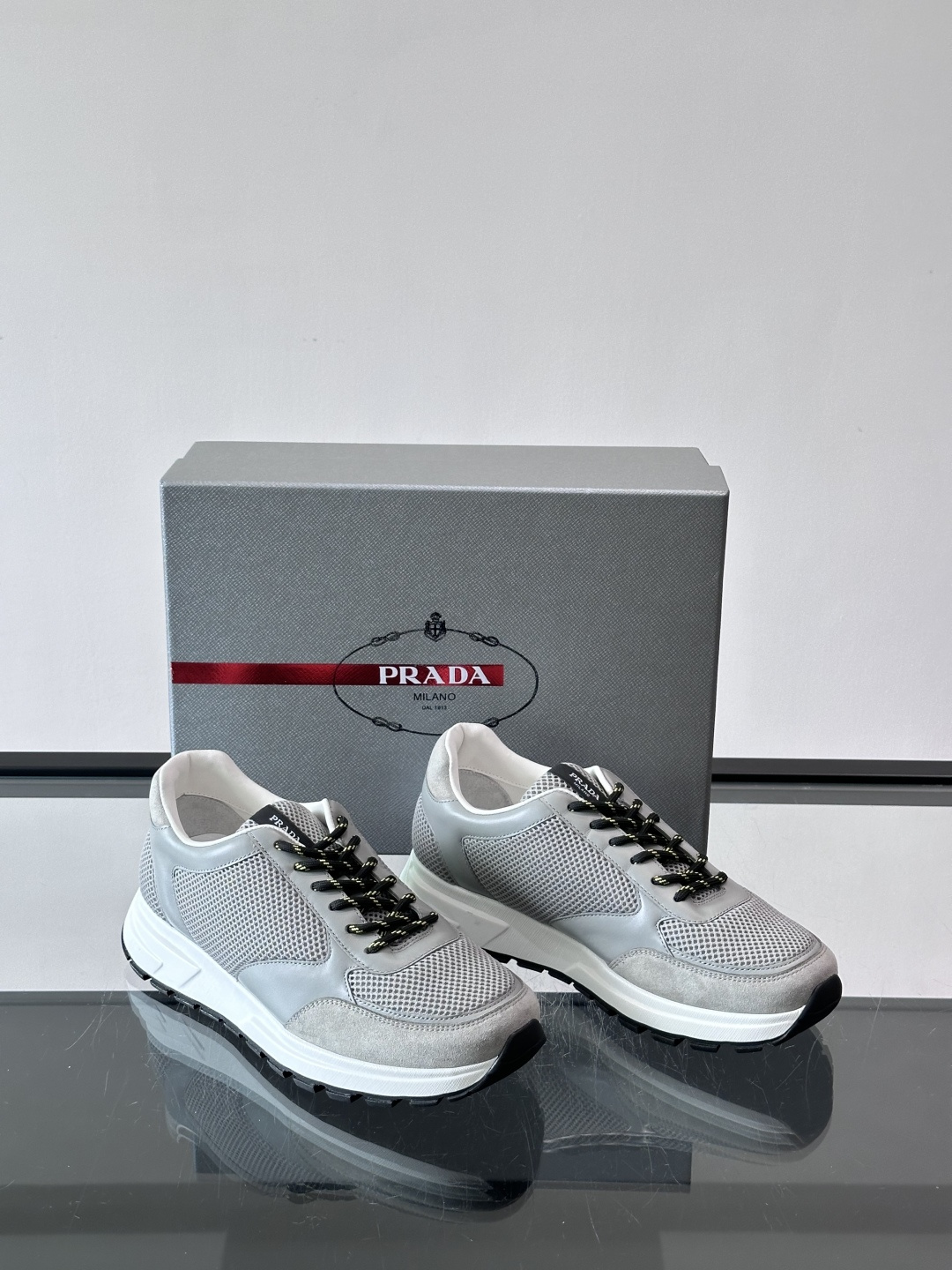 👟Prada男士休闲运动鞋，牛皮+尼龙网布拼接，质感与透气性兼具，简约大气，金属孔眼+棉质鞋带，细节满分