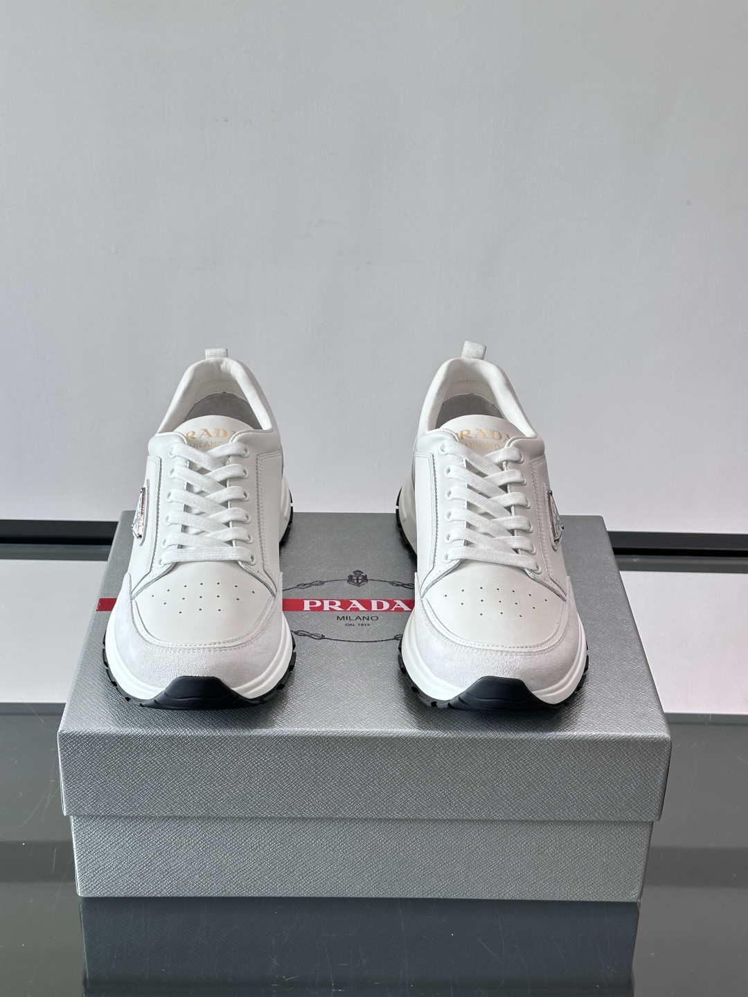 👟Prada休闲运动鞋，意大利牛皮，质感细腻又透气。经典三角徽标超有辨识度✨，厚底设计增高约3.5cm，