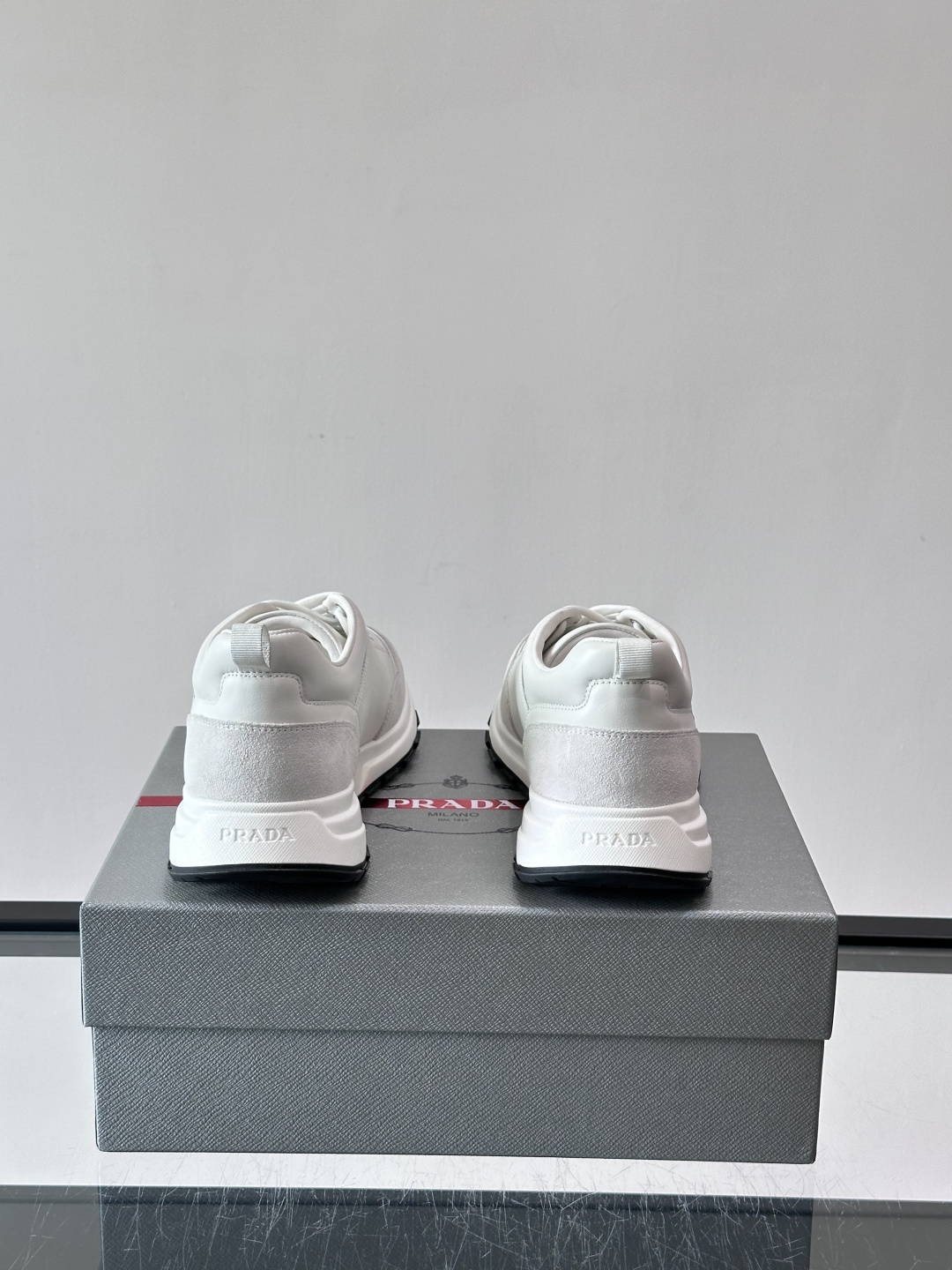 👟Prada休闲运动鞋，意大利牛皮，质感细腻又透气。经典三角徽标超有辨识度✨，厚底设计增高约3.5cm，