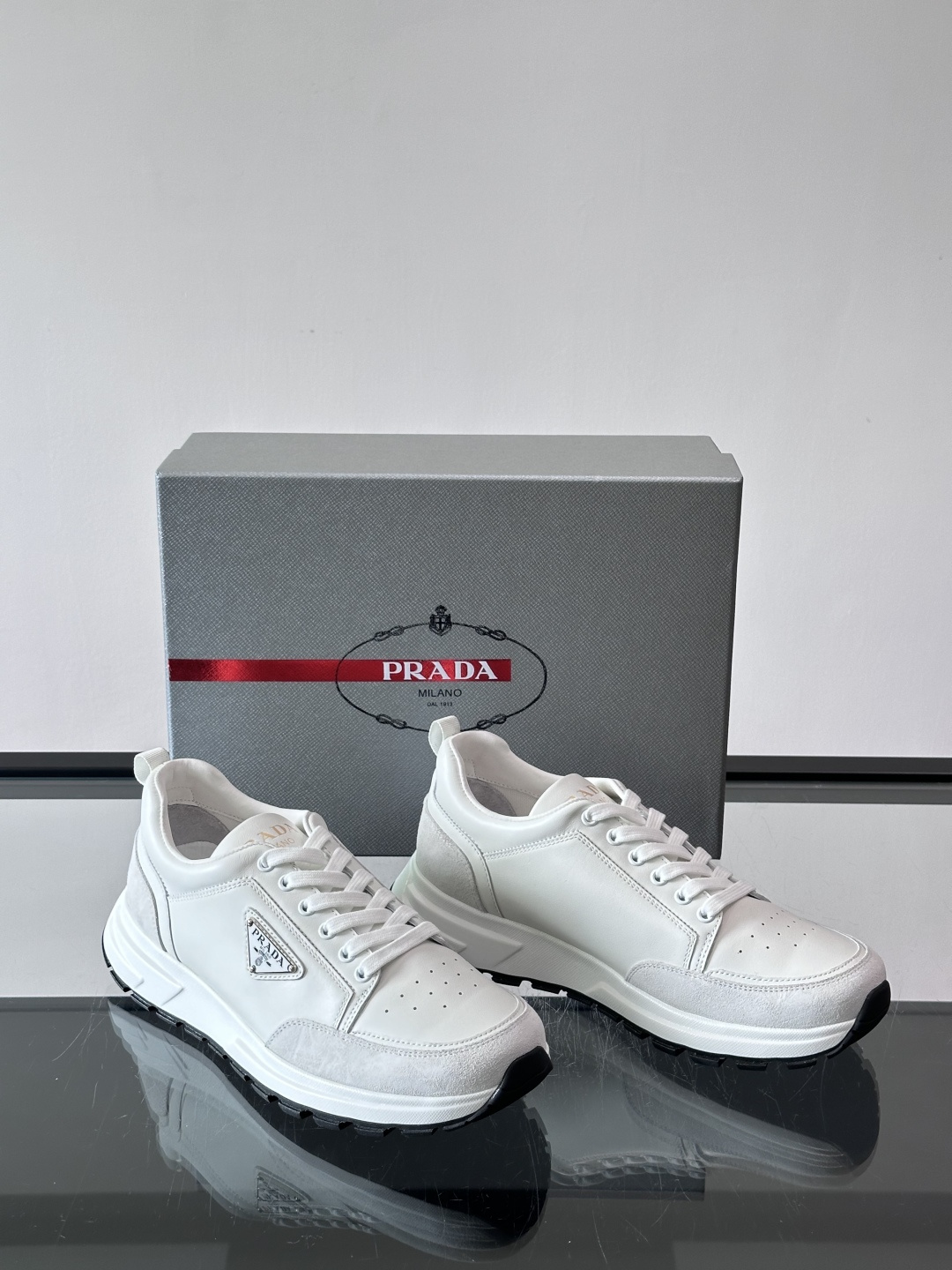 👟Prada休闲运动鞋，意大利牛皮，质感细腻又透气。经典三角徽标超有辨识度✨，厚底设计增高约3.5cm，