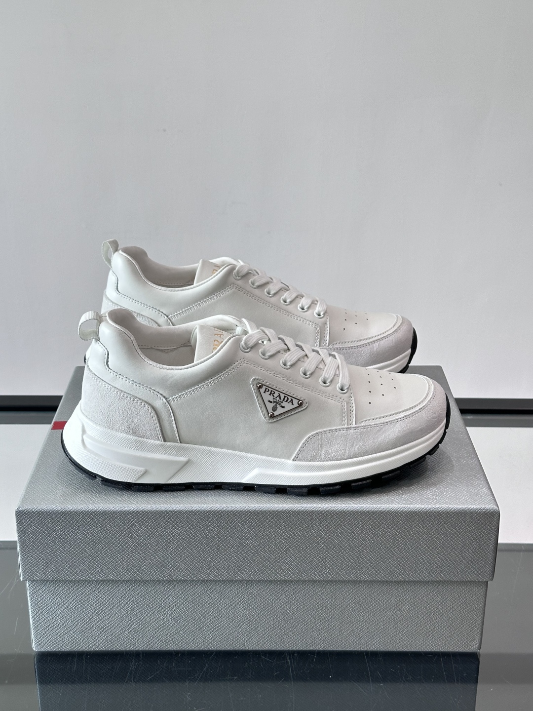 👟Prada休闲运动鞋，意大利牛皮，质感细腻又透气。经典三角徽标超有辨识度✨，厚底设计增高约3.5cm，