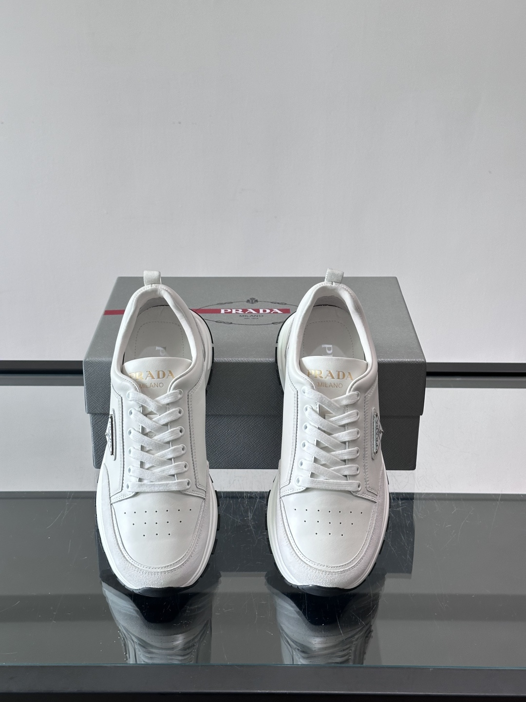 👟Prada休闲运动鞋，意大利牛皮，质感细腻又透气。经典三角徽标超有辨识度✨，厚底设计增高约3.5cm，