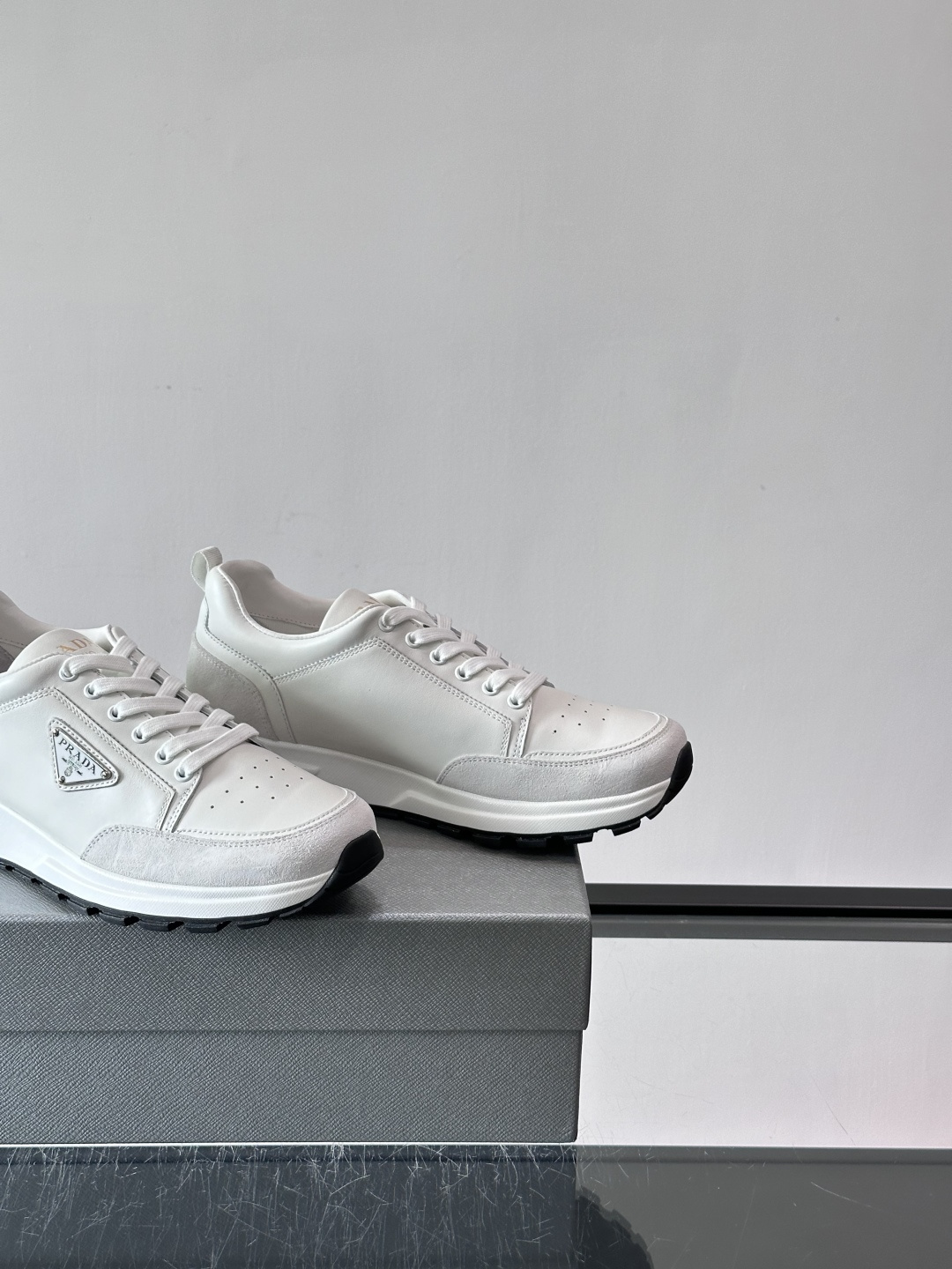 👟Prada休闲运动鞋，意大利牛皮，质感细腻又透气。经典三角徽标超有辨识度✨，厚底设计增高约3.5cm，
