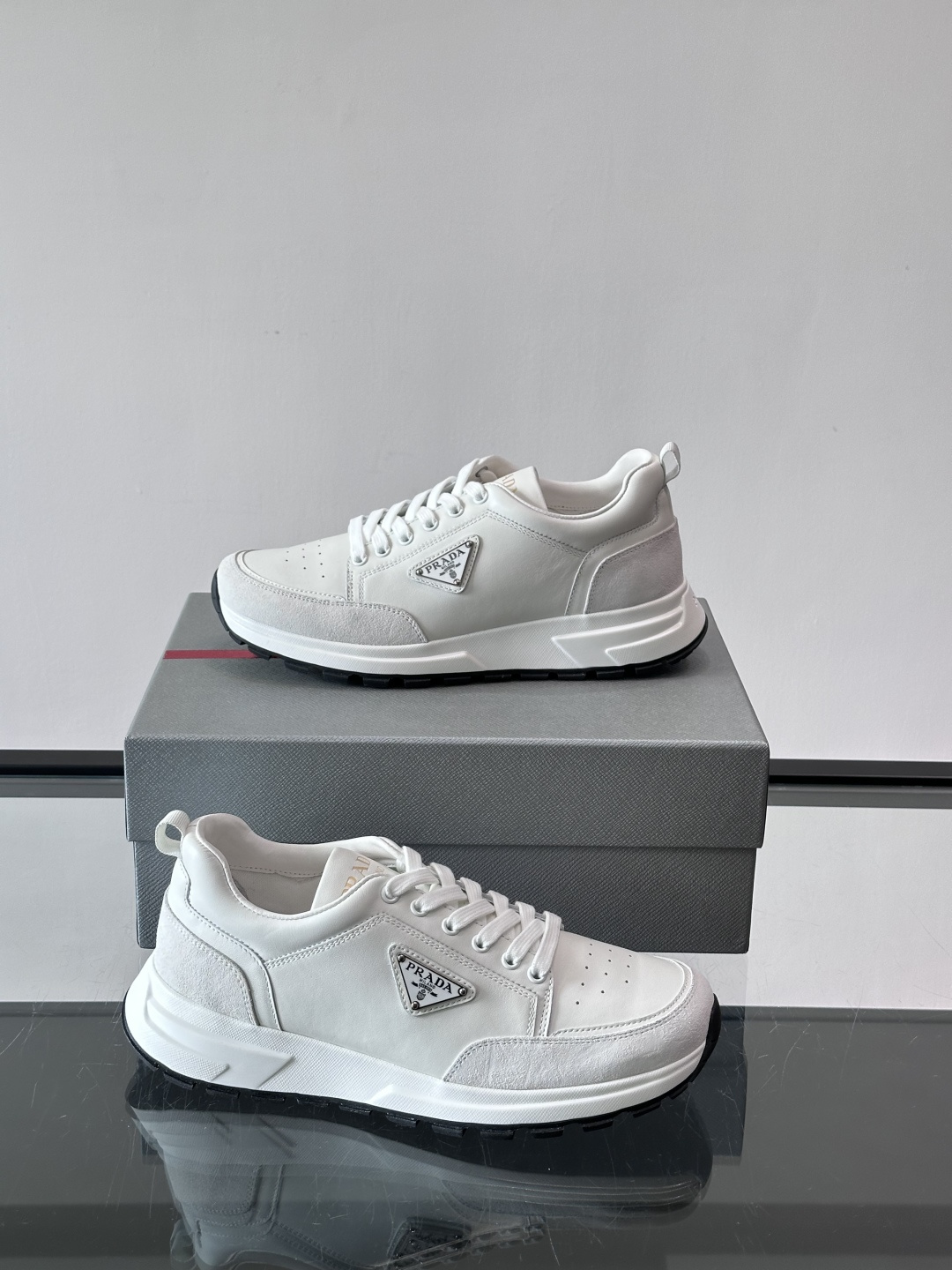 👟Prada休闲运动鞋，意大利牛皮，质感细腻又透气。经典三角徽标超有辨识度✨，厚底设计增高约3.5cm，