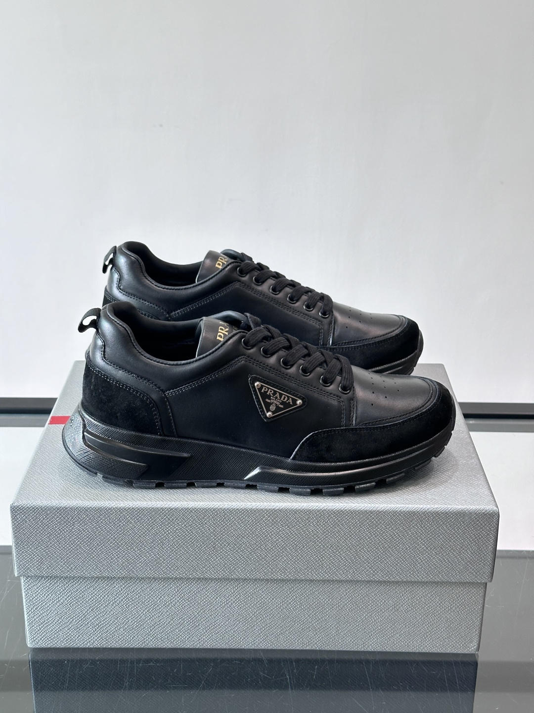 👟Prada休闲运动鞋，意大利牛皮，质感细腻又透气。经典三角徽标超有辨识度✨，厚底设计增高约3.5cm，