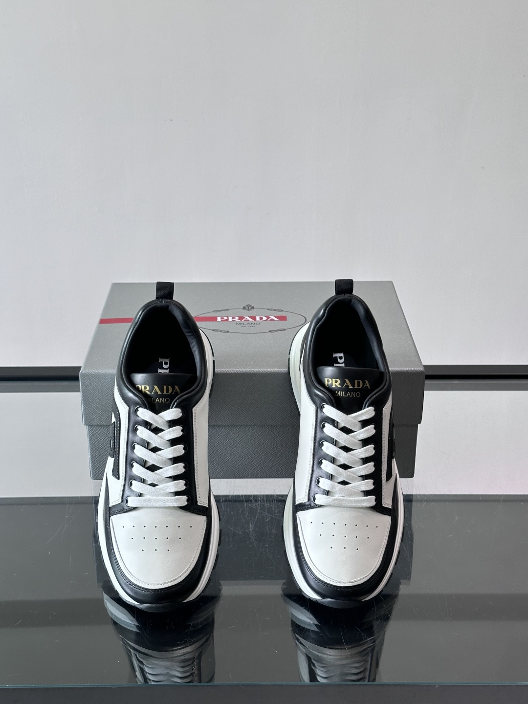 Prada 拼色运动鞋，简约又有辨识度，鞋面用优质牛皮。透气又耐穿。侧面“P”字母超有型，厚底设计缓震力
