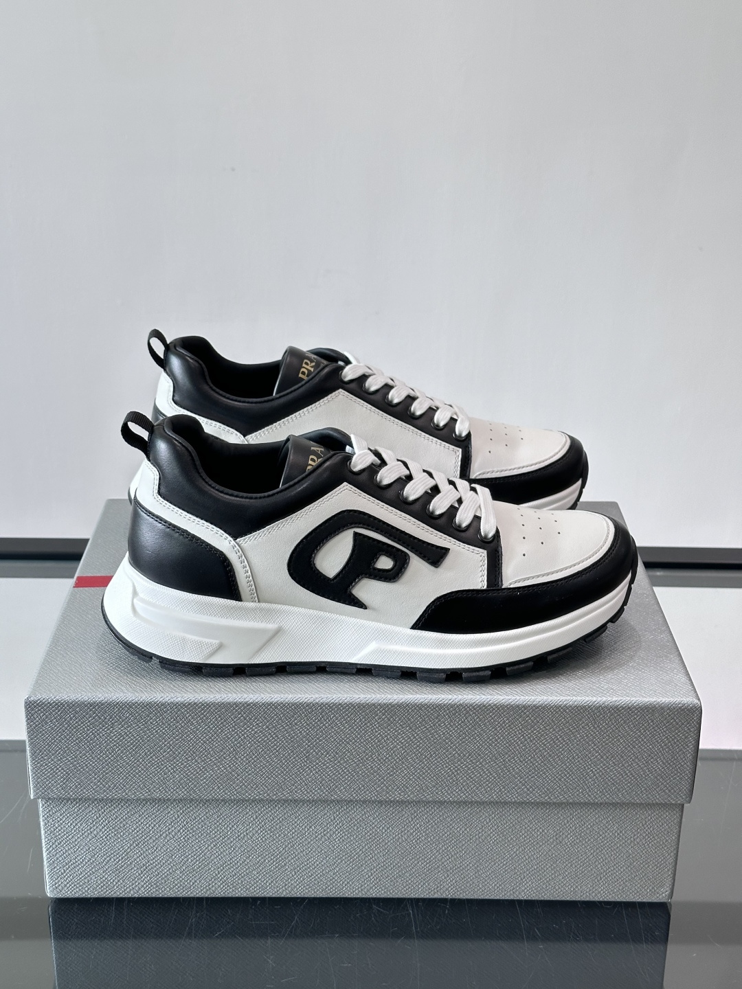 NO:833508,Prada color-blocked sneakers are simple and recognizable. The upper is made of high-quality cowhide. It is breathable and durable. The 'P' letter on the side is super stylish. The thick sole design has good cushioning. It is OK for daily commuting and leisure!  The tongue and heel have brand logos, and the details are perfect. Versatile style, can be worn with jeans or casual pants, and can be easily worn in various styles, size 39-45, prada, sneakers, jeans, cowhide19860909Prada 拼色运动鞋,简约又有辨识度,鞋面用优质牛皮.透气又耐穿.侧面“P”字母超有型,厚底设计缓震力不错,日常通勤、休闲都OK！鞋舌和鞋跟有品牌标识,细节满分.百搭风格,牛仔裤、休闲裤随便搭,轻松搞定各种穿 ,size39-45,,prada,sneakers,jeans,cowhide,Men's shoes
