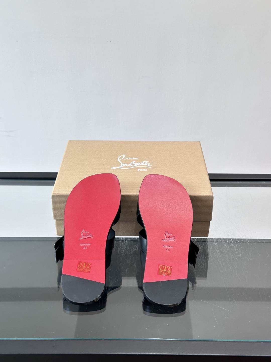 Christian Louboutin （CL）男士凉拖，选用优质皮革，交叉绑带+金属铆钉，简约又有细节
