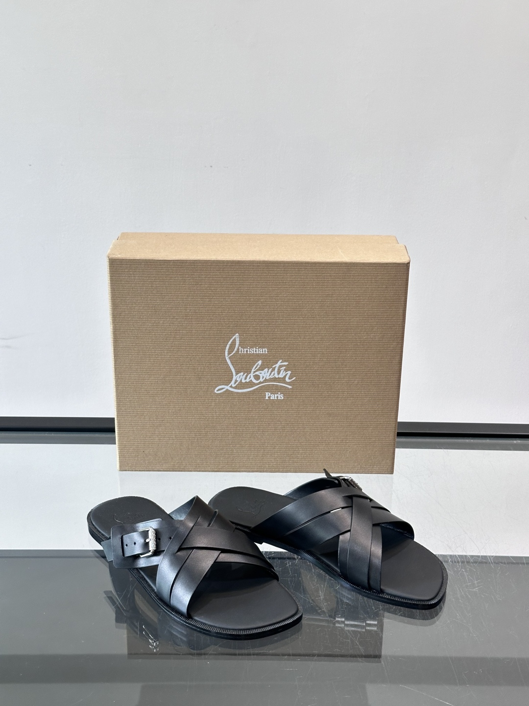 Christian Louboutin （CL）男士凉拖，选用优质皮革，交叉绑带+金属铆钉，简约又有细节