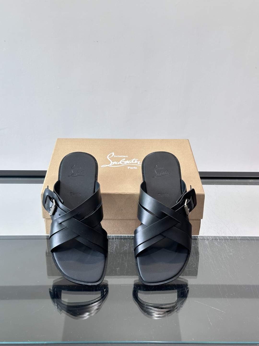 Christian Louboutin （CL）男士凉拖，选用优质皮革，交叉绑带+金属铆钉，简约又有细节