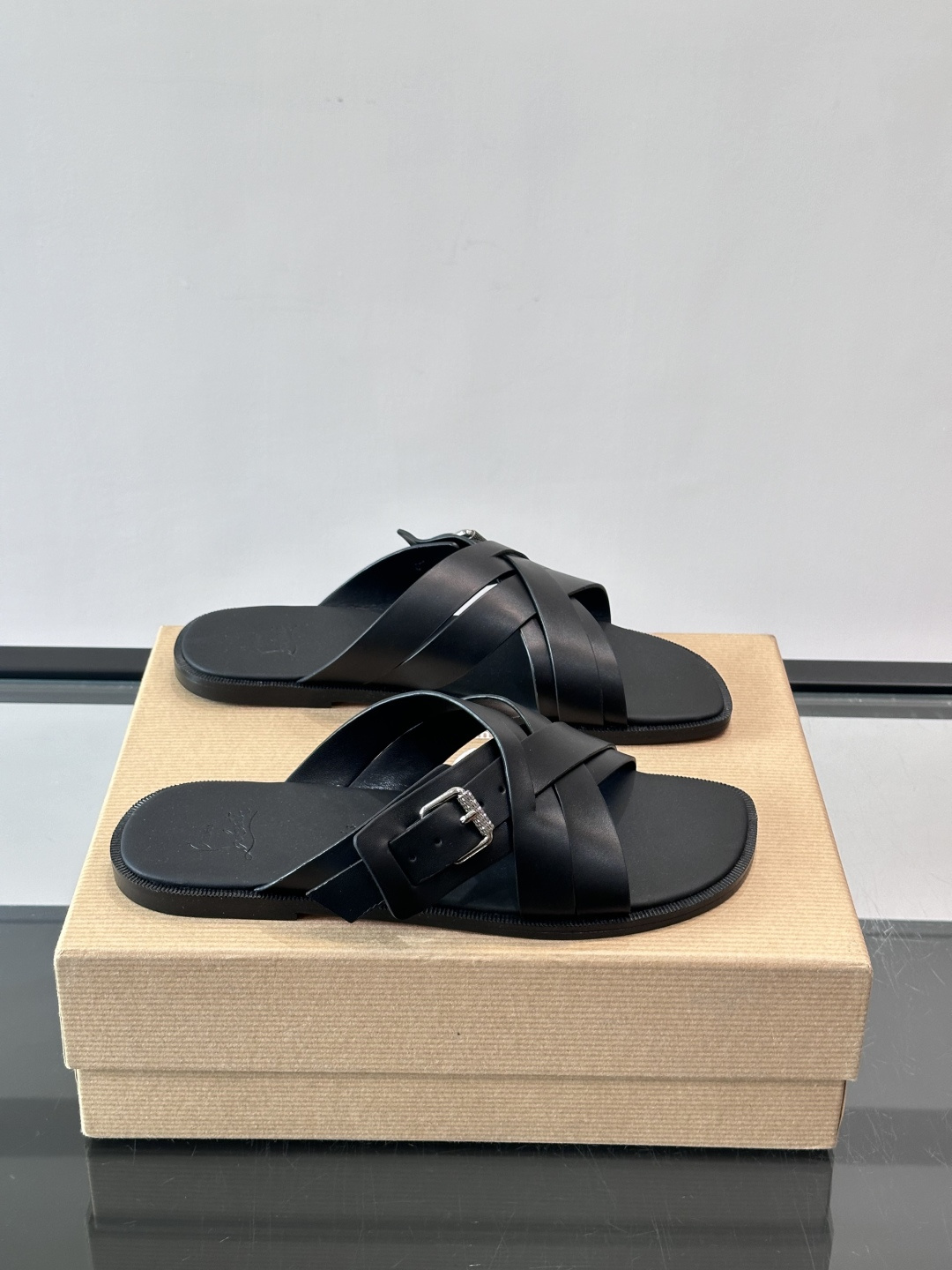 Christian Louboutin （CL）男士凉拖，选用优质皮革，交叉绑带+金属铆钉，简约又有细节