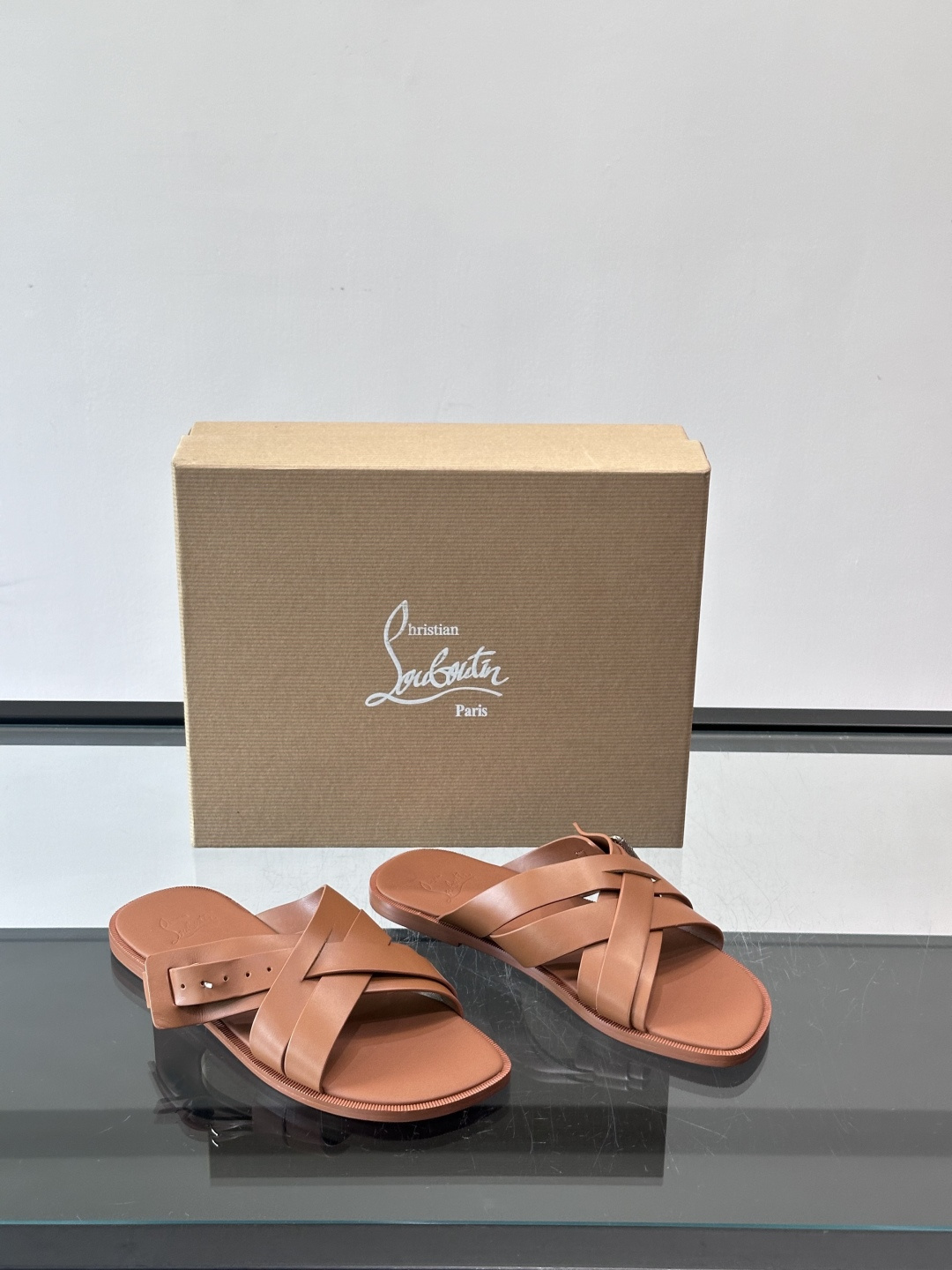 Christian Louboutin （CL）男士凉拖，选用优质皮革，交叉绑带+金属铆钉，简约又有细节