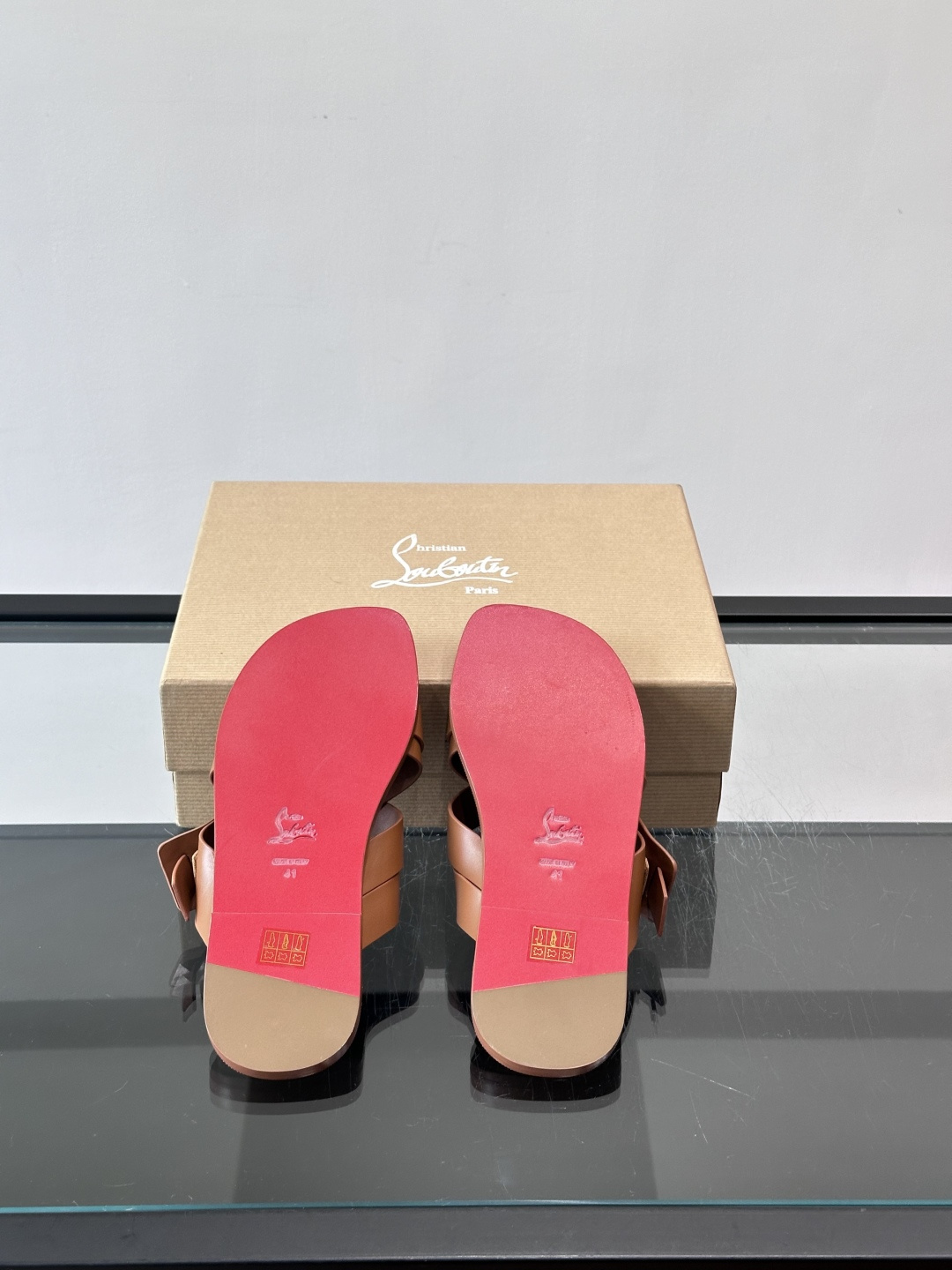Christian Louboutin （CL）男士凉拖，选用优质皮革，交叉绑带+金属铆钉，简约又有细节