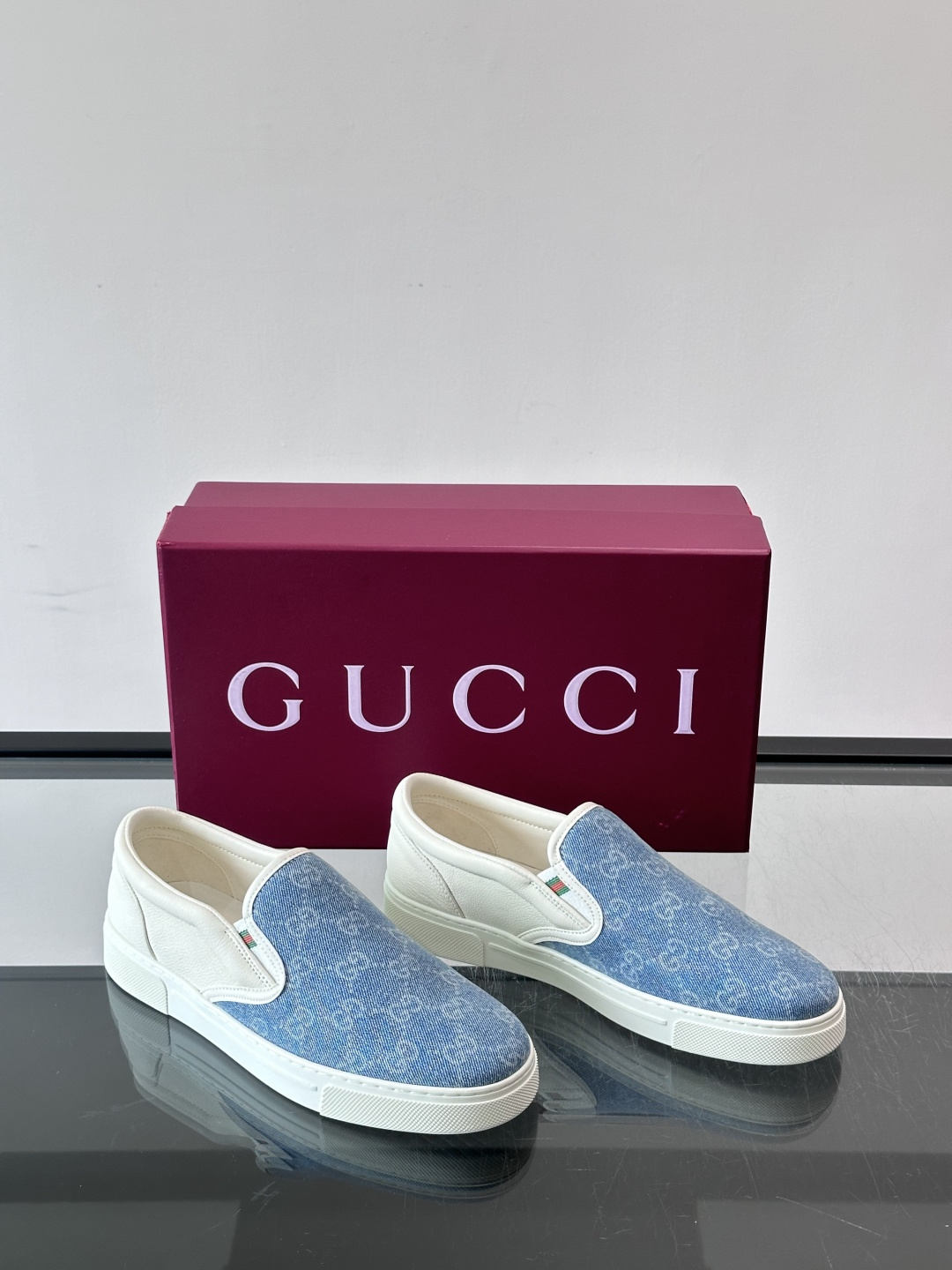 GUCCI丹宁懒人鞋，经典一脚蹬设计，GG丹宁布+白色皮革饰边，侧面有绿红绿织带点缀，辨识度超高✨。鞋型