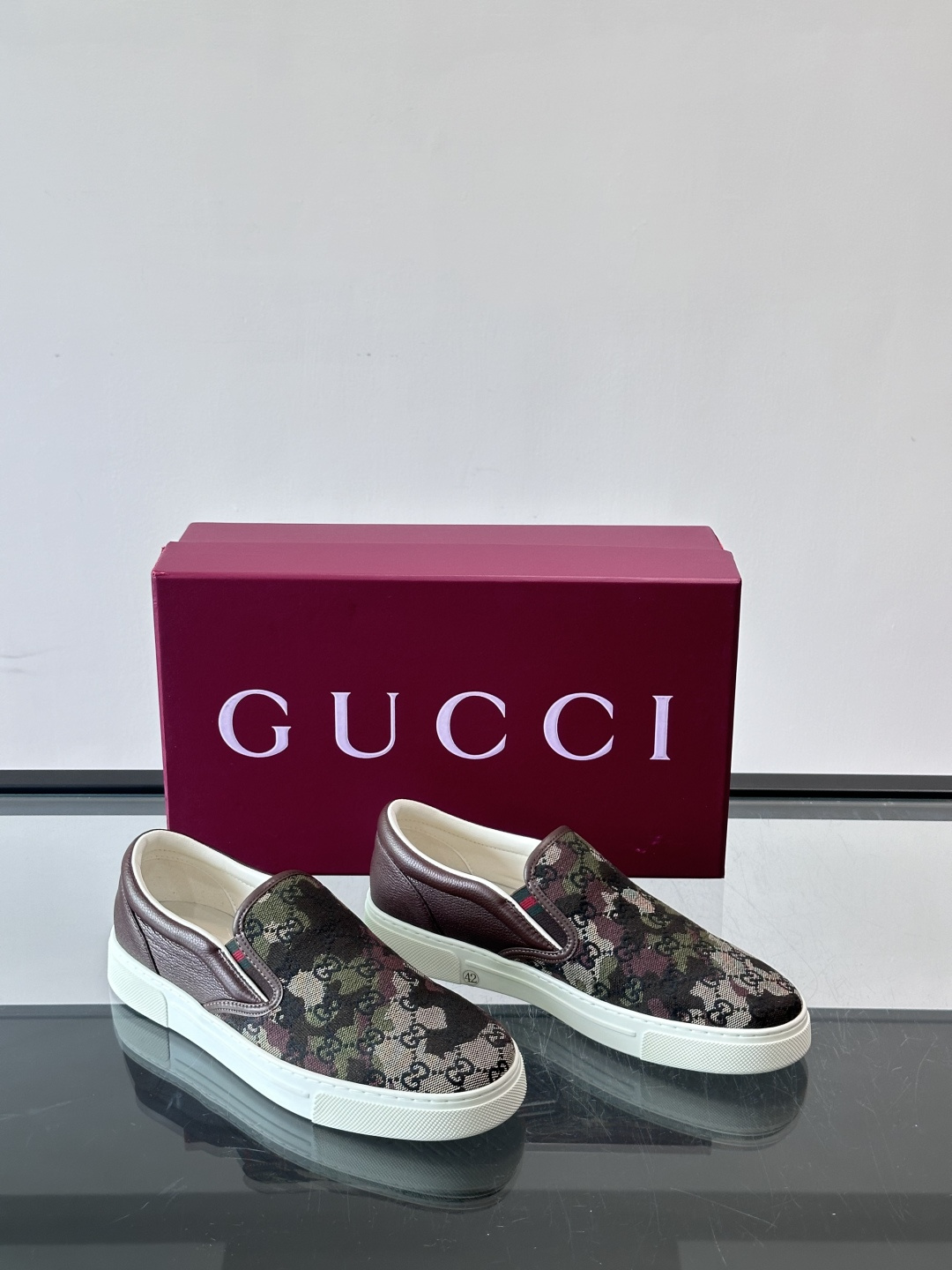 GUCCI丹宁懒人鞋，经典一脚蹬设计，GG丹宁布+白色皮革饰边，侧面有绿红绿织带点缀，辨识度超高✨。鞋型