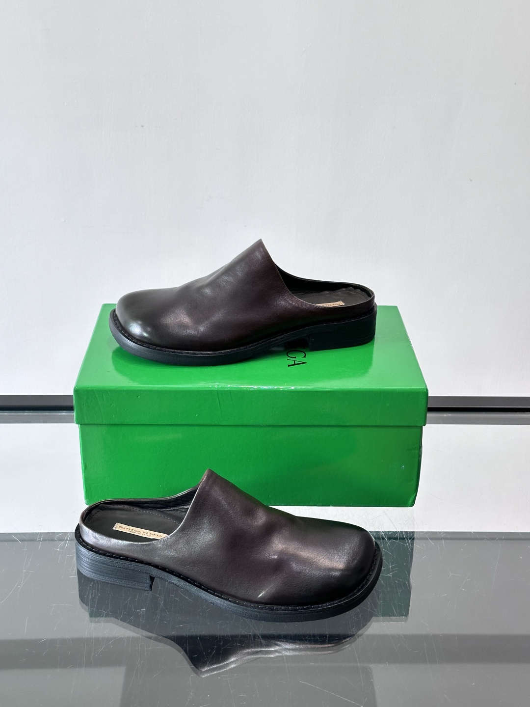 BV男士穆勒鞋​​🖤Bottega Veneta穆勒鞋，采用100%小羊皮，质感细腻柔软，低调奢华✨。无