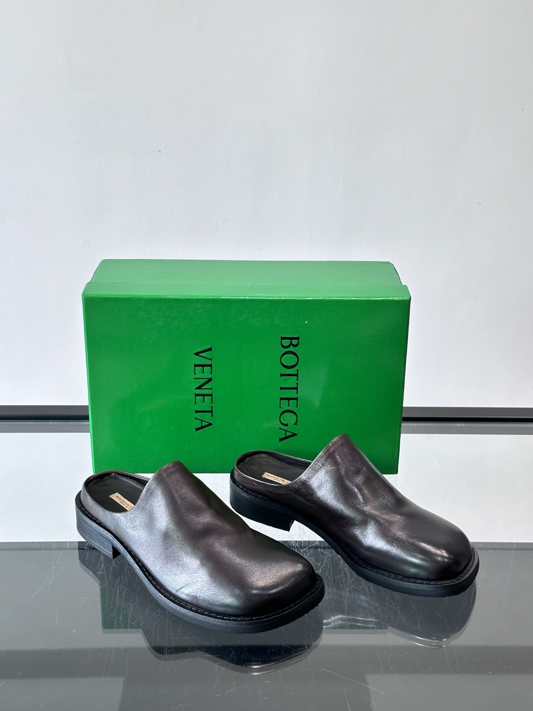 BV男士穆勒鞋​​🖤Bottega Veneta穆勒鞋，采用100%小羊皮，质感细腻柔软，低调奢华✨。无