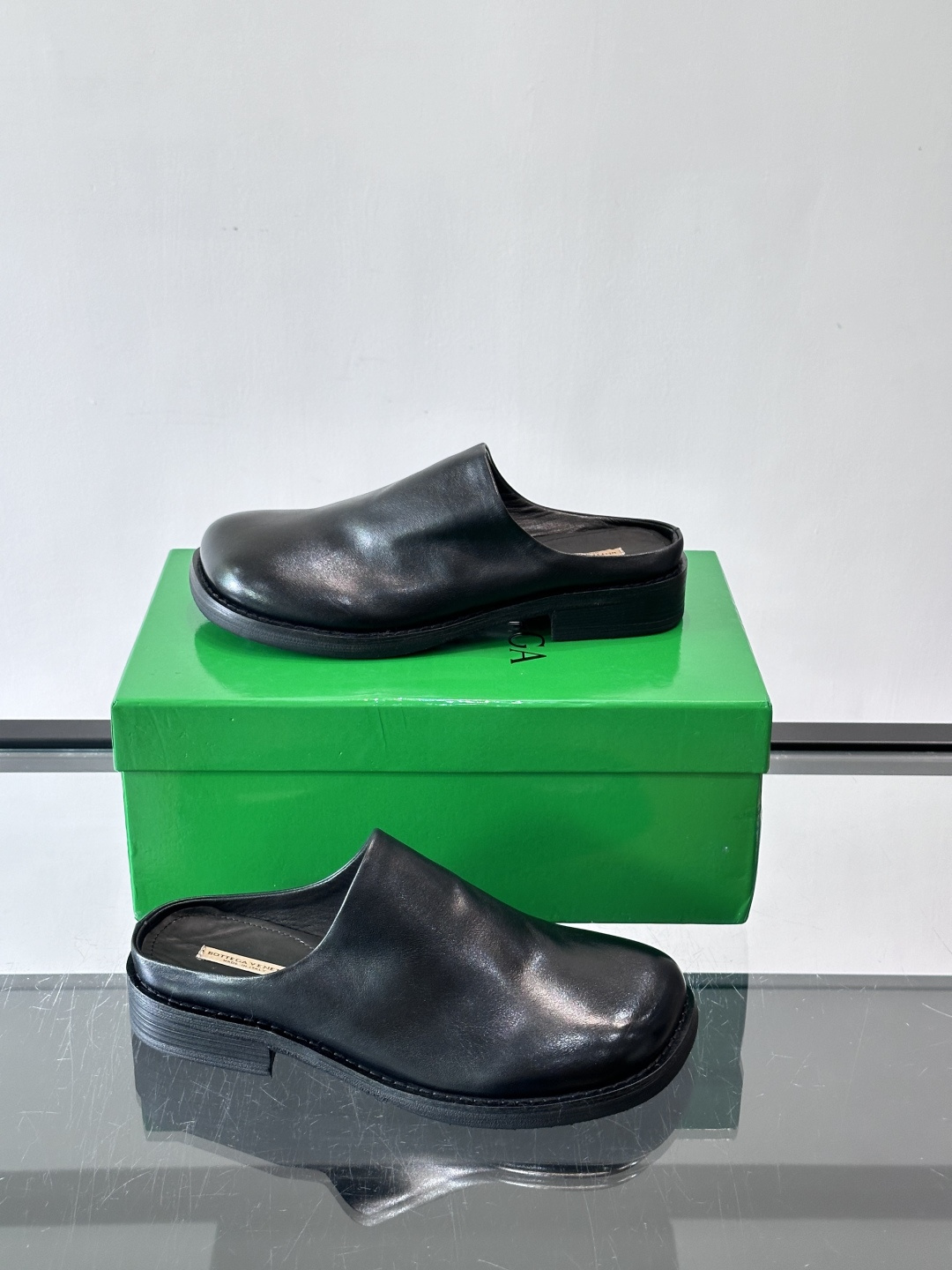 BV男士穆勒鞋​​🖤Bottega Veneta穆勒鞋，采用100%小羊皮，质感细腻柔软，低调奢华✨。无