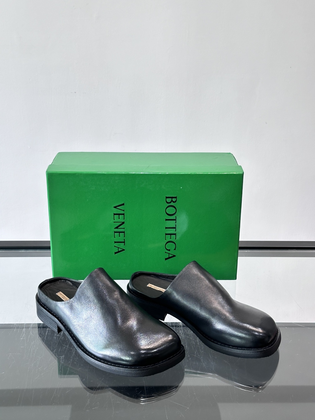 BV男士穆勒鞋​​🖤Bottega Veneta穆勒鞋，采用100%小羊皮，质感细腻柔软，低调奢华✨。无