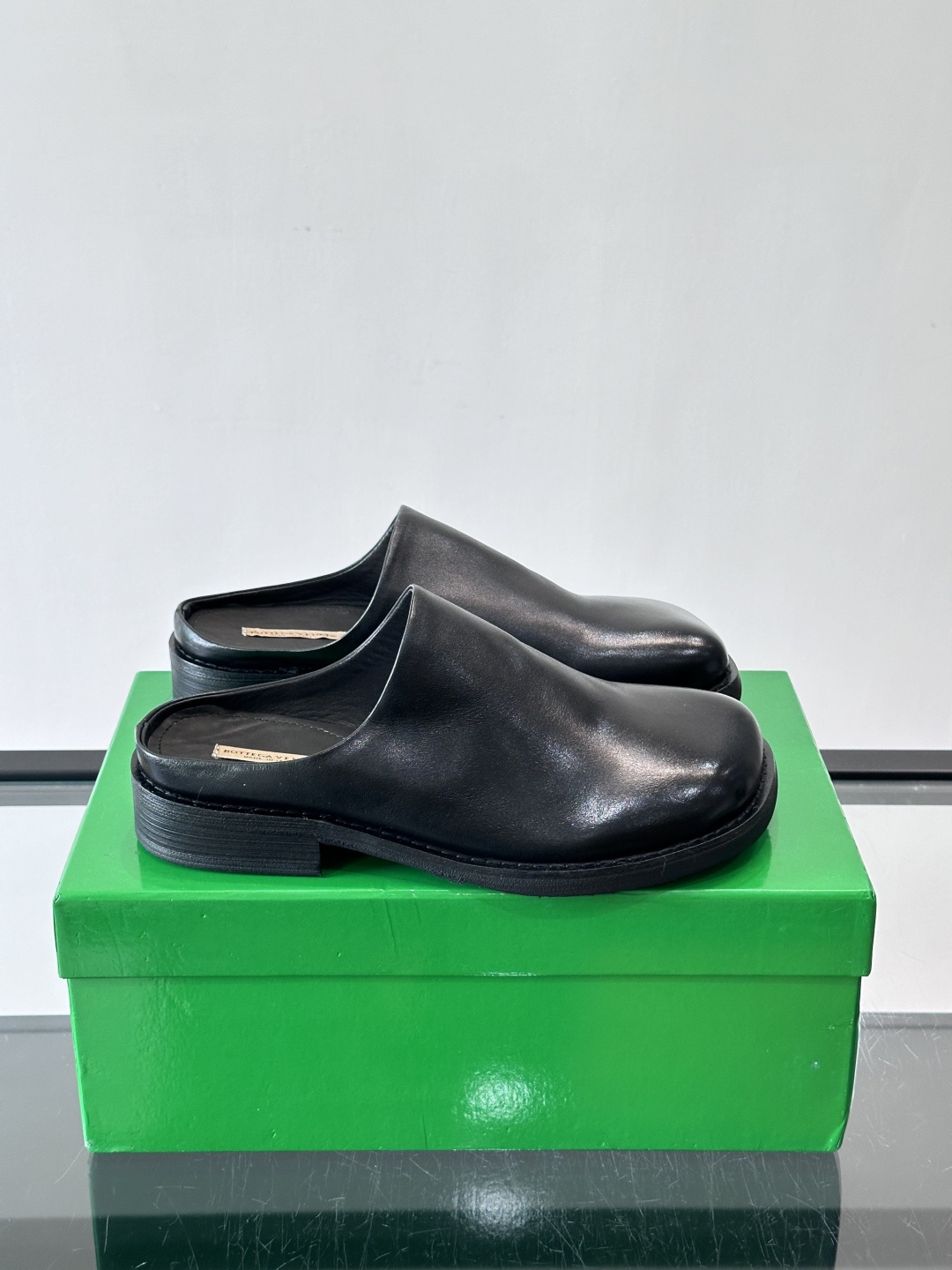 BV男士穆勒鞋​​🖤Bottega Veneta穆勒鞋，采用100%小羊皮，质感细腻柔软，低调奢华✨。无