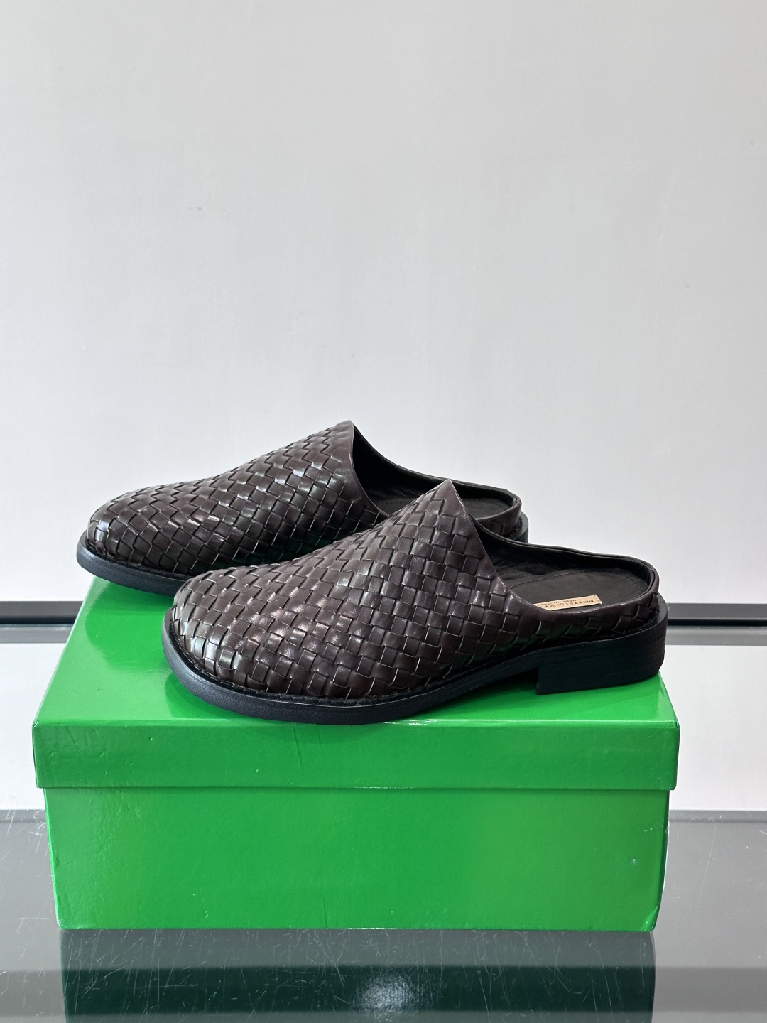 BV男士穆勒鞋​​🖤Bottega Veneta穆勒鞋，采用100%小羊皮，质感细腻柔软，低调奢华✨。无