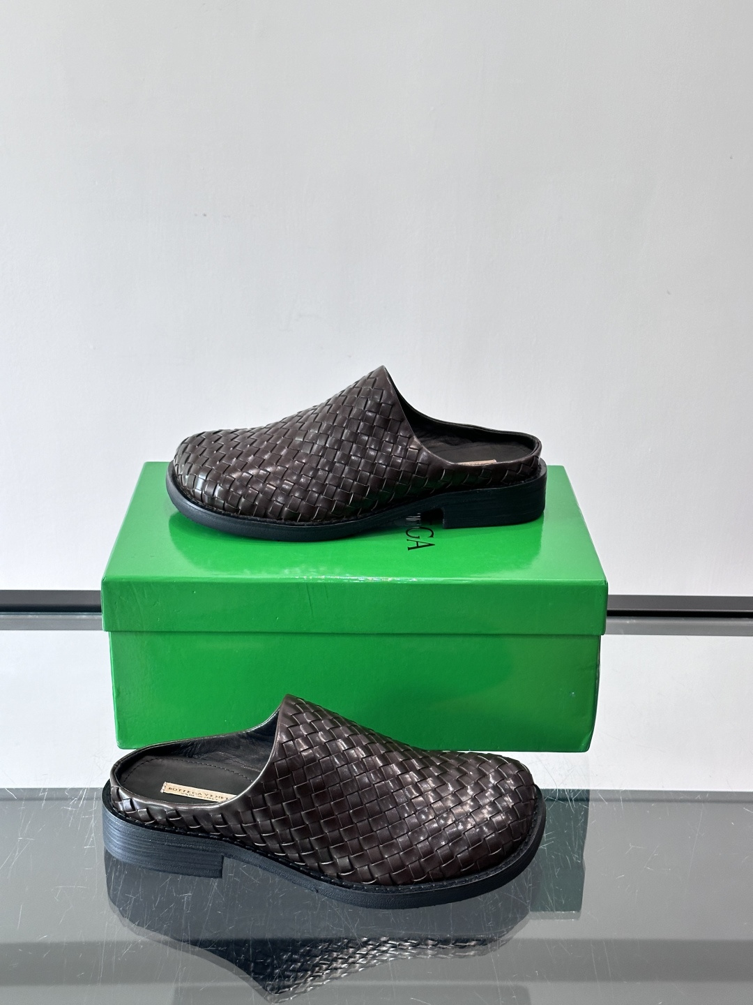 BV男士穆勒鞋​​🖤Bottega Veneta穆勒鞋，采用100%小羊皮，质感细腻柔软，低调奢华✨。无