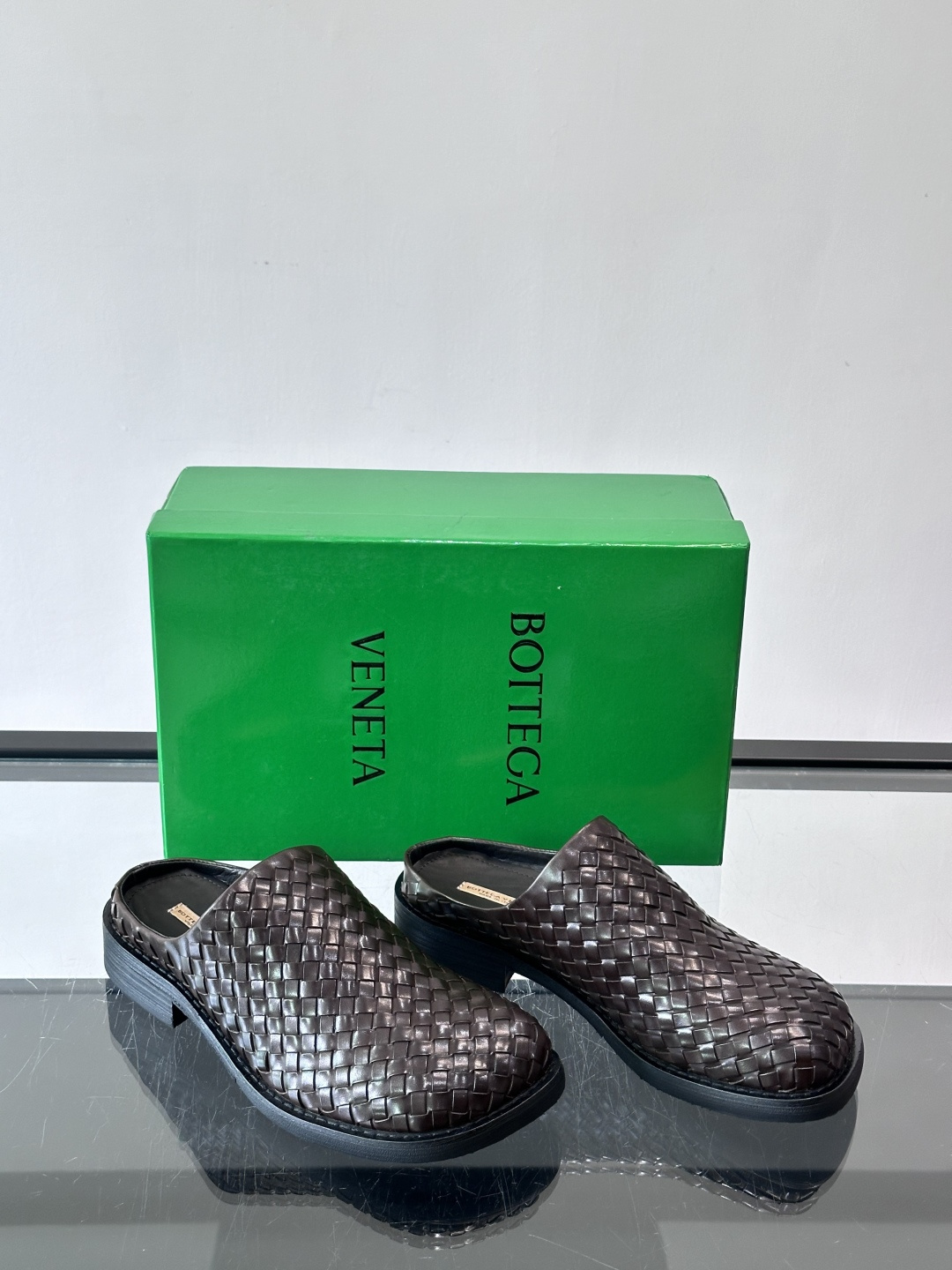 BV男士穆勒鞋​​🖤Bottega Veneta穆勒鞋，采用100%小羊皮，质感细腻柔软，低调奢华✨。无