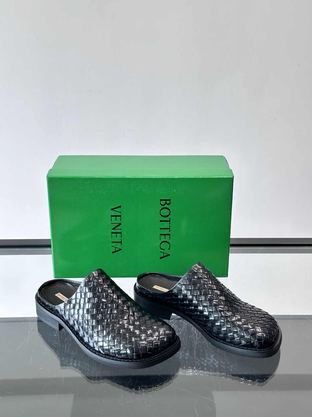 BV男士穆勒鞋​​🖤Bottega Veneta穆勒鞋，采用100%小羊皮，质感细腻柔软，低调奢华✨。无