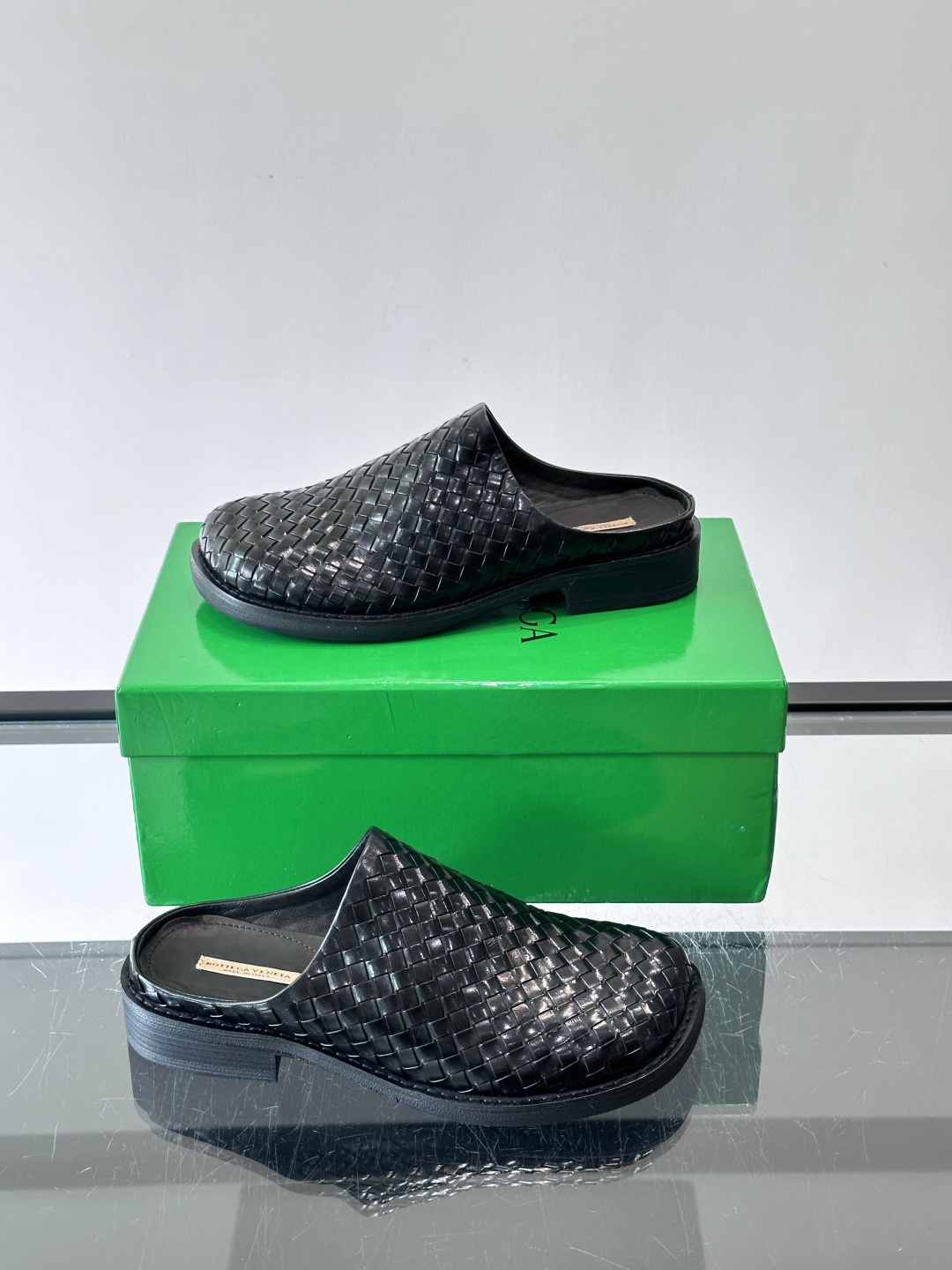 BV男士穆勒鞋​​🖤Bottega Veneta穆勒鞋，采用100%小羊皮，质感细腻柔软，低调奢华✨。无