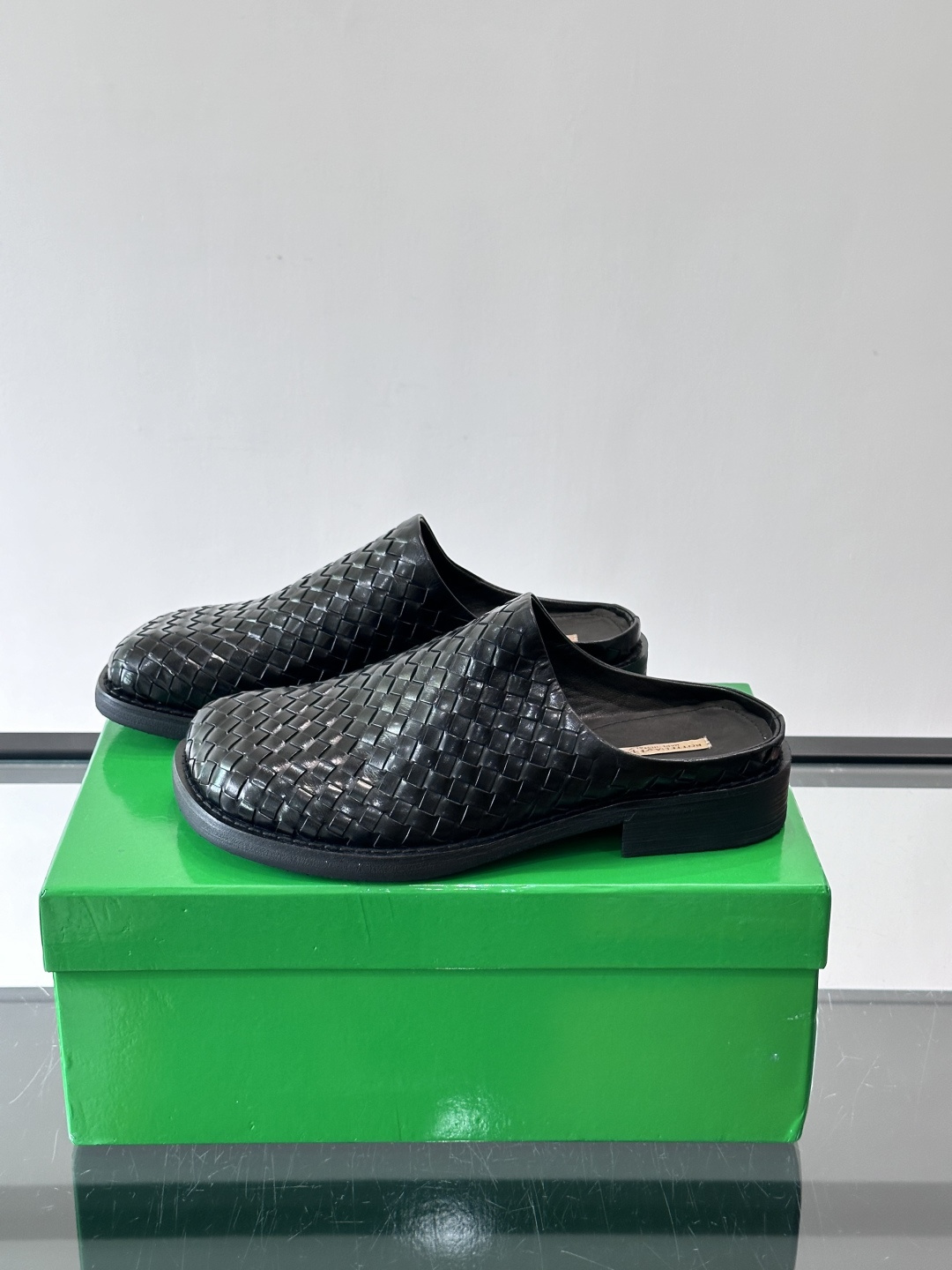 BV男士穆勒鞋​​🖤Bottega Veneta穆勒鞋，采用100%小羊皮，质感细腻柔软，低调奢华✨。无