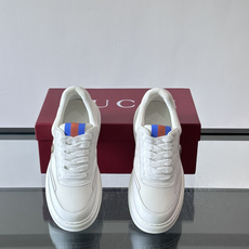 👟Gucci Screener系列厚底饼干鞋,采用牛皮,侧面点缀红绿织带,品牌辨识度超高✨。厚底设计约3 👟Gucci Screener系列厚底饼干鞋,采用牛皮,侧面点缀红绿织带,品牌辨识度超高✨。厚底设计约3