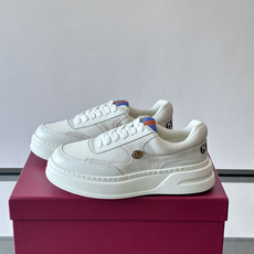 👟Gucci Screener系列厚底饼干鞋,采用牛皮,侧面点缀红绿织带,品牌辨识度超高✨。厚底设计约3 👟Gucci Screener系列厚底饼干鞋,采用牛皮,侧面点缀红绿织带,品牌辨识度超高✨。厚底设计约3
