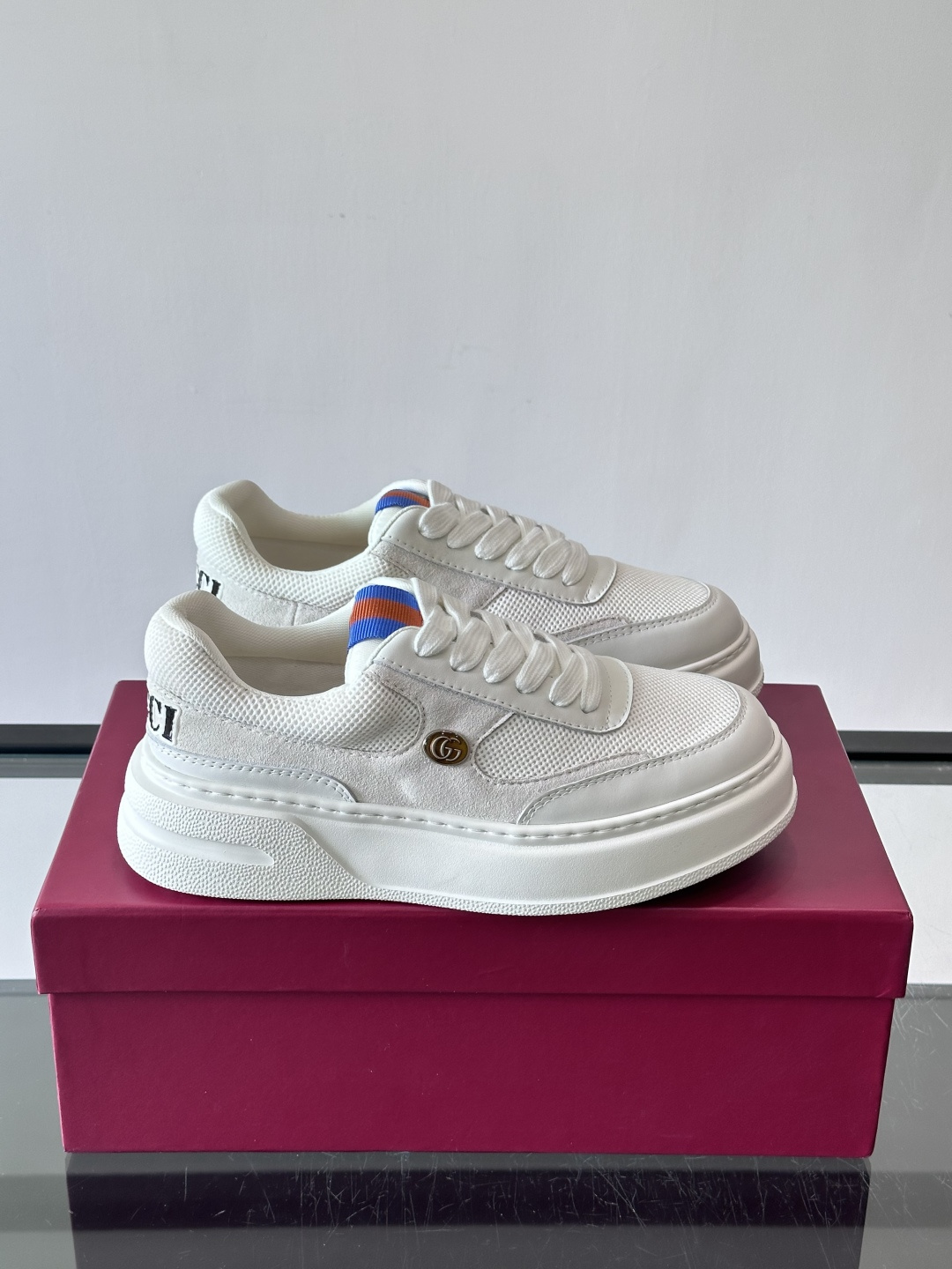 👟Gucci Screener系列厚底饼干鞋，采用牛皮，侧面点缀红绿织带，品牌辨识度超高✨。厚底设计约3