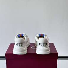 👟Gucci Screener系列厚底饼干鞋,采用牛皮,侧面点缀红绿织带,品牌辨识度超高✨。厚底设计约3 👟Gucci Screener系列厚底饼干鞋,采用牛皮,侧面点缀红绿织带,品牌辨识度超高✨。厚底设计约3