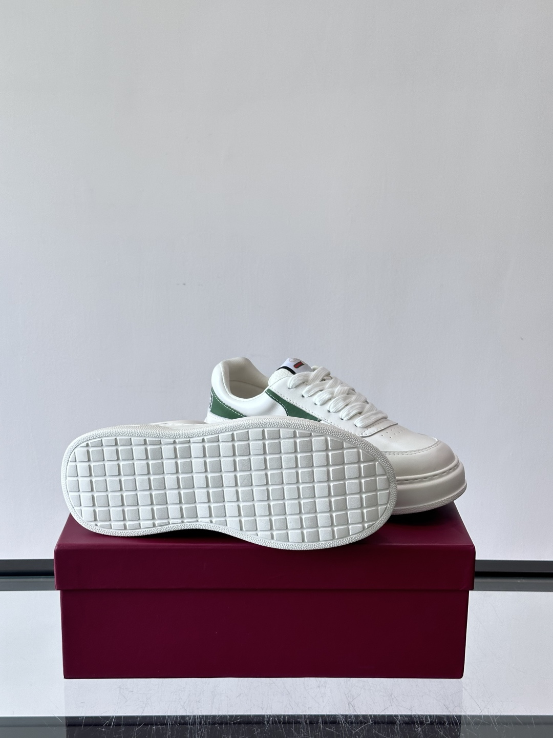 👟Gucci Screener系列厚底饼干鞋,采用牛皮,侧面点缀红绿织带,品牌辨识度超高✨。厚底设计约3 👟Gucci Screener系列厚底饼干鞋,采用牛皮,侧面点缀红绿织带,品牌辨识度超高✨。厚底设计约3