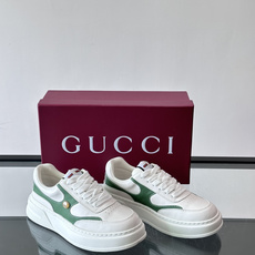 👟Gucci Screener系列厚底饼干鞋,采用牛皮,侧面点缀红绿织带,品牌辨识度超高✨。厚底设计约3 👟Gucci Screener系列厚底饼干鞋,采用牛皮,侧面点缀红绿织带,品牌辨识度超高✨。厚底设计约3