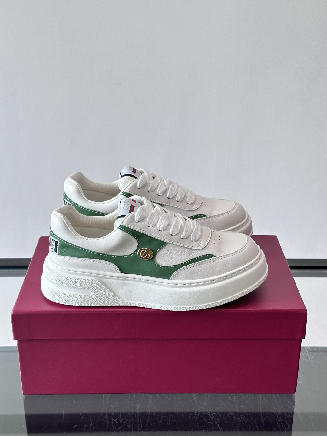 👟Gucci Screener系列厚底饼干鞋，采用牛皮，侧面点缀红绿织带，品牌辨识度超高✨。厚底设计约3