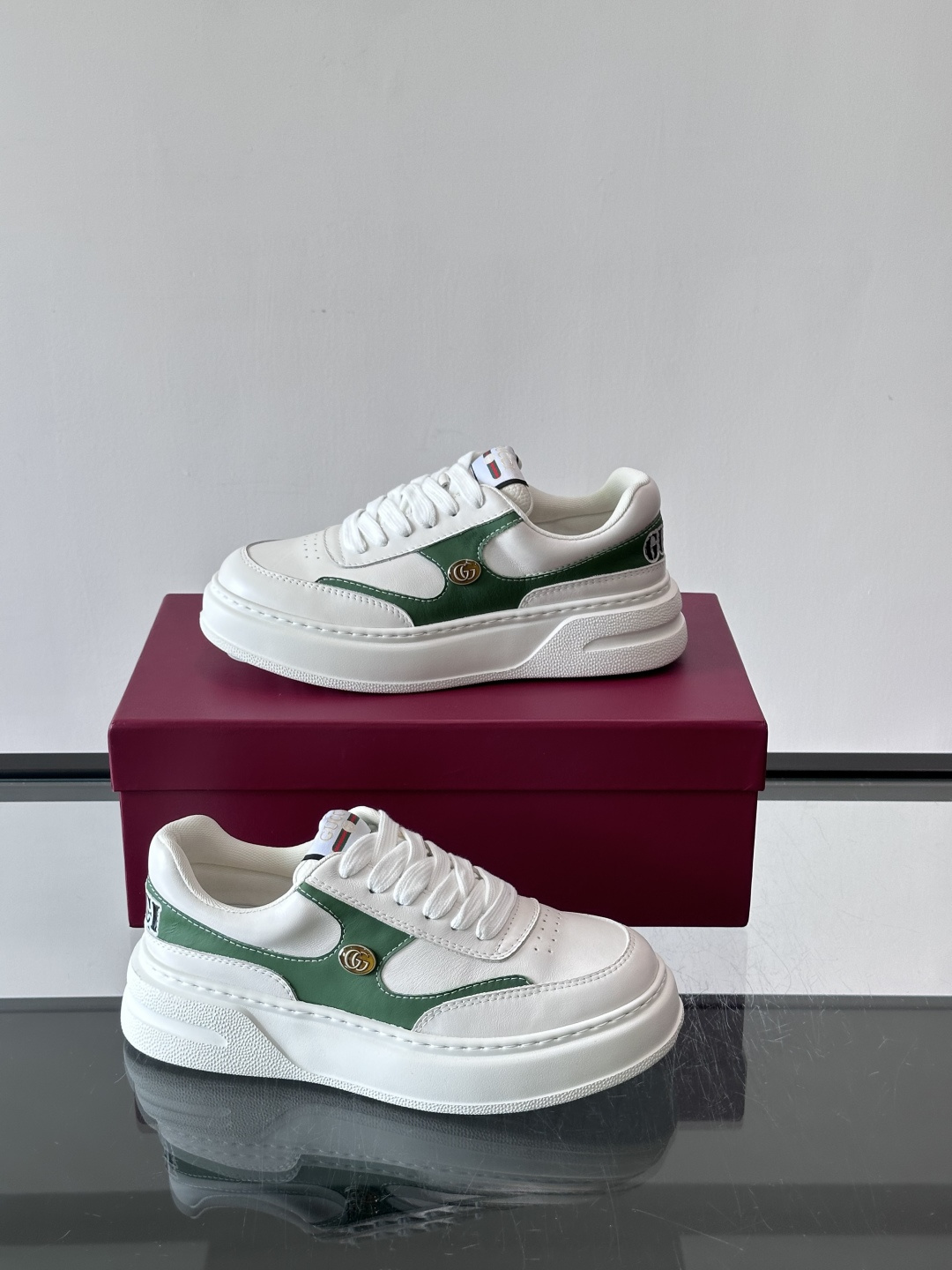 👟Gucci Screener系列厚底饼干鞋,采用牛皮,侧面点缀红绿织带,品牌辨识度超高✨。厚底设计约3 👟Gucci Screener系列厚底饼干鞋,采用牛皮,侧面点缀红绿织带,品牌辨识度超高✨。厚底设计约3