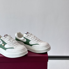 👟Gucci Screener系列厚底饼干鞋,采用牛皮,侧面点缀红绿织带,品牌辨识度超高✨。厚底设计约3 👟Gucci Screener系列厚底饼干鞋,采用牛皮,侧面点缀红绿织带,品牌辨识度超高✨。厚底设计约3