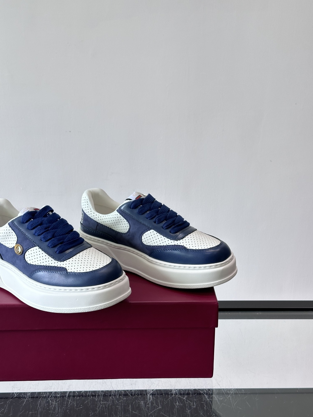 👟Gucci Screener系列厚底饼干鞋,采用牛皮,侧面点缀红绿织带,品牌辨识度超高✨。厚底设计约3 👟Gucci Screener系列厚底饼干鞋,采用牛皮,侧面点缀红绿织带,品牌辨识度超高✨。厚底设计约3