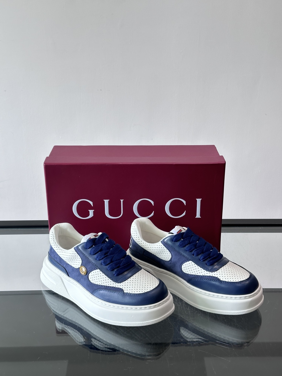 👟Gucci Screener系列厚底饼干鞋,采用牛皮,侧面点缀红绿织带,品牌辨识度超高✨。厚底设计约3 👟Gucci Screener系列厚底饼干鞋,采用牛皮,侧面点缀红绿织带,品牌辨识度超高✨。厚底设计约3