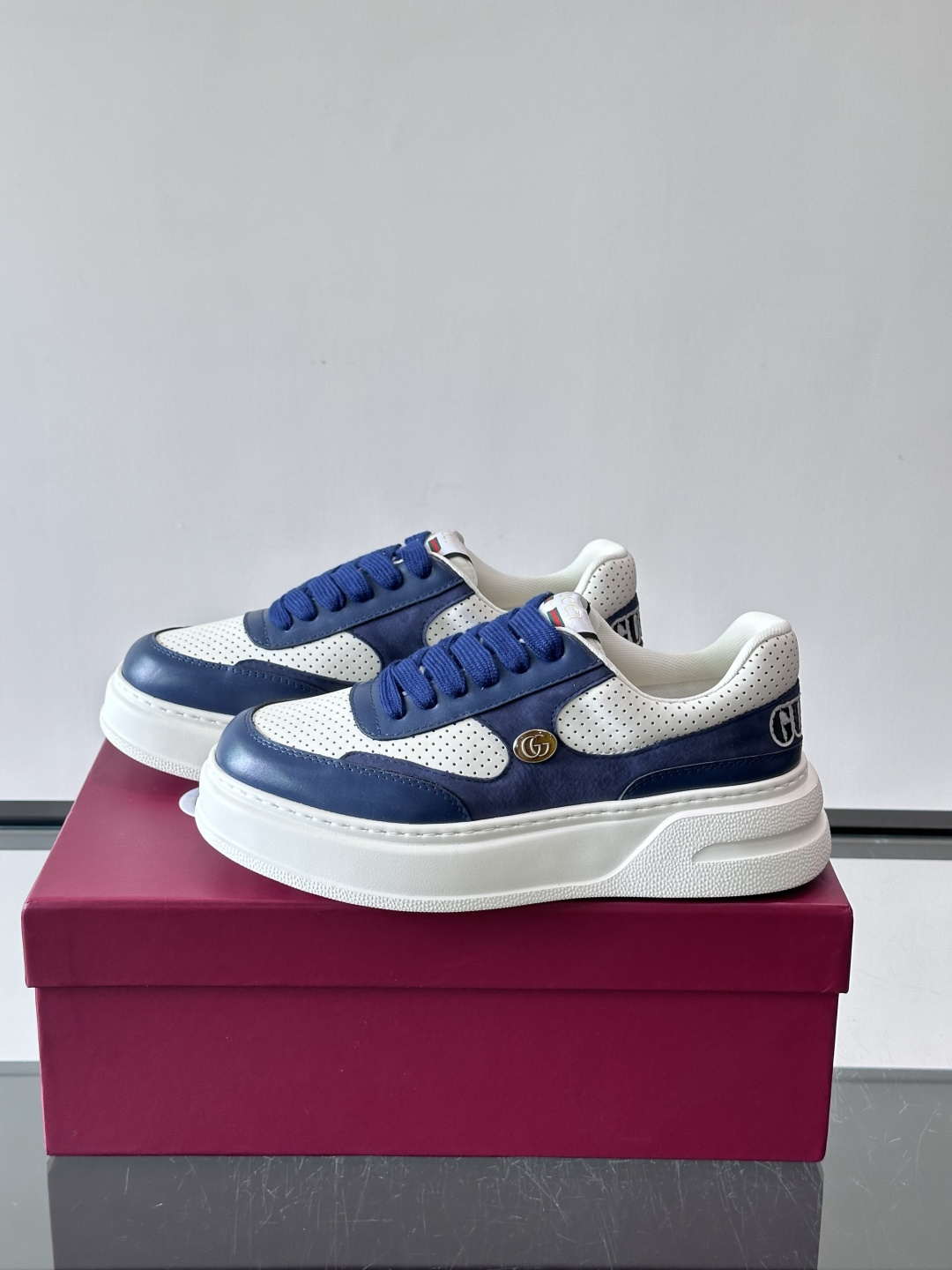 👟Gucci Screener系列厚底饼干鞋,采用牛皮,侧面点缀红绿织带,品牌辨识度超高✨。厚底设计约3 👟Gucci Screener系列厚底饼干鞋,采用牛皮,侧面点缀红绿织带,品牌辨识度超高✨。厚底设计约3