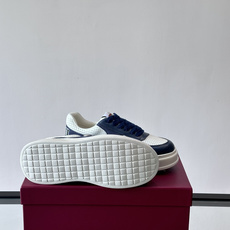 👟Gucci Screener系列厚底饼干鞋,采用牛皮,侧面点缀红绿织带,品牌辨识度超高✨。厚底设计约3 👟Gucci Screener系列厚底饼干鞋,采用牛皮,侧面点缀红绿织带,品牌辨识度超高✨。厚底设计约3