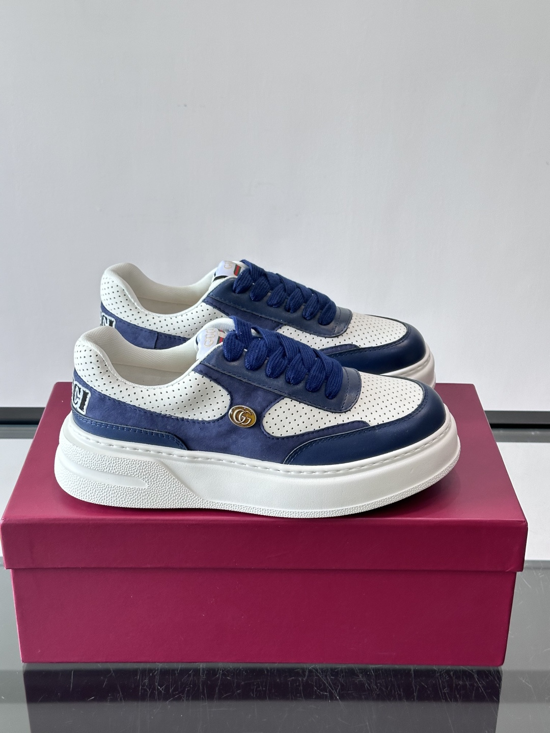 👟Gucci Screener系列厚底饼干鞋，采用牛皮，侧面点缀红绿织带，品牌辨识度超高✨。厚底设计约3