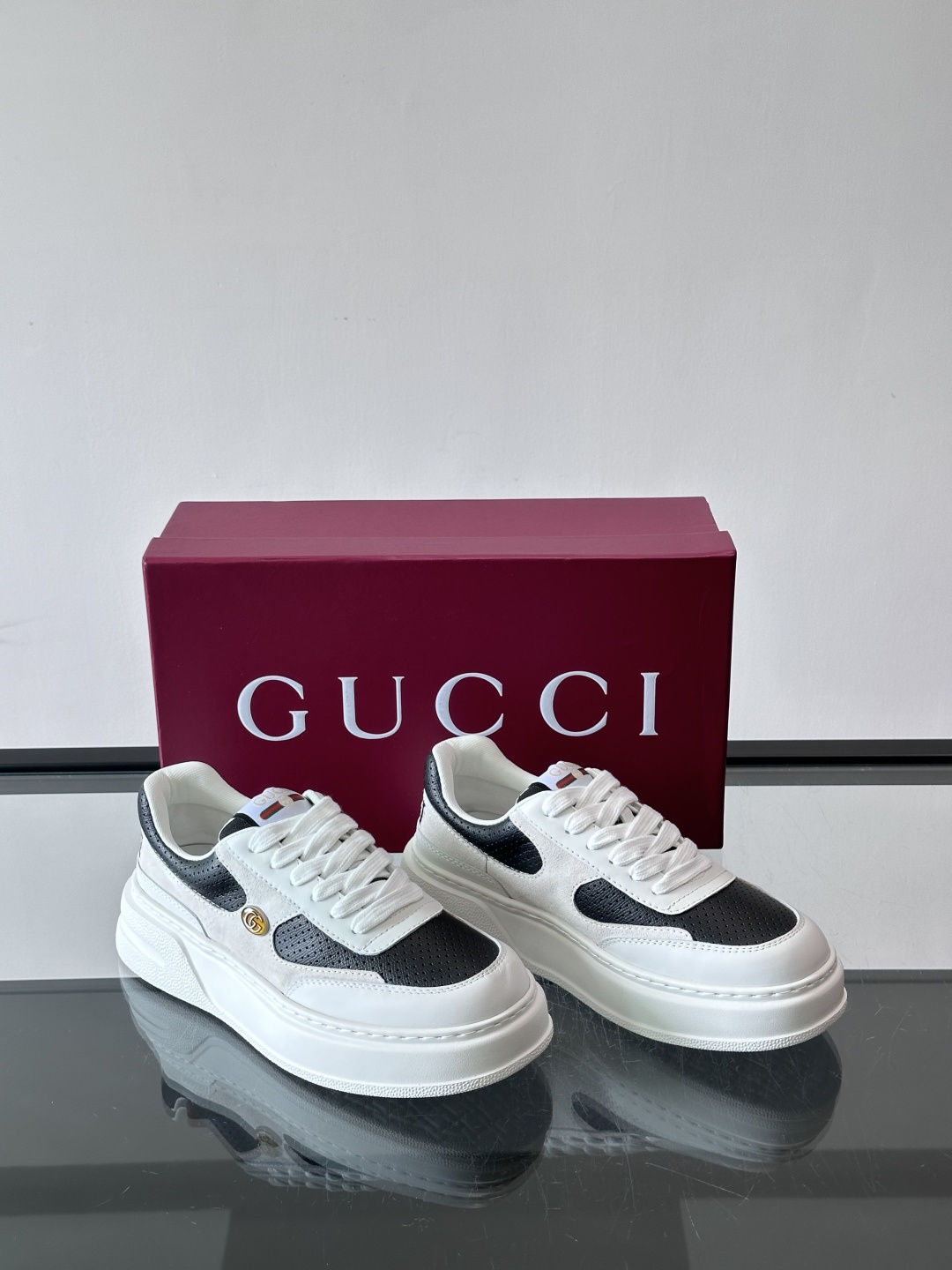 👟Gucci Screener系列厚底饼干鞋,采用牛皮,侧面点缀红绿织带,品牌辨识度超高✨。厚底设计约3 👟Gucci Screener系列厚底饼干鞋,采用牛皮,侧面点缀红绿织带,品牌辨识度超高✨。厚底设计约3